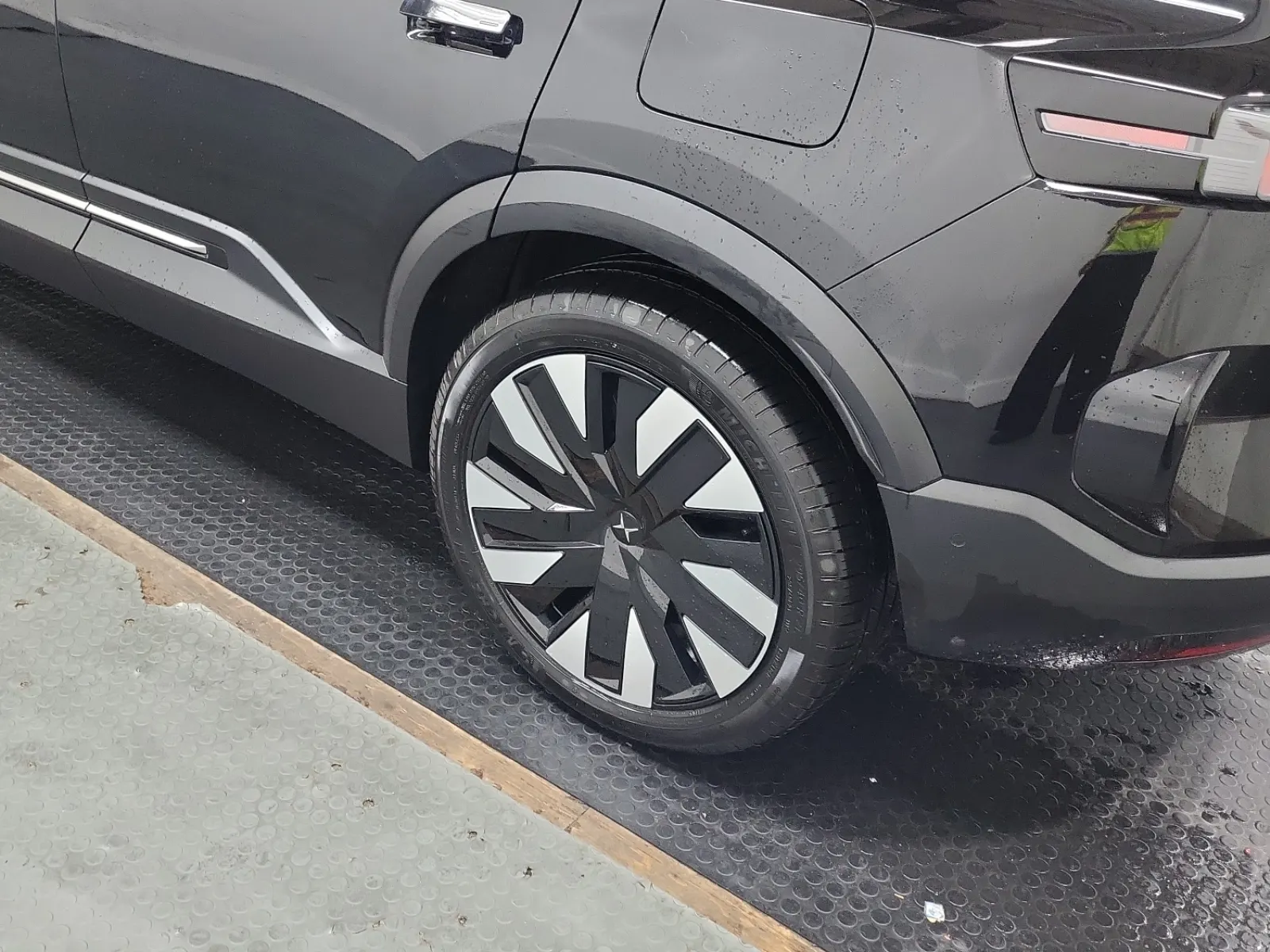 Left Rear Wheel/Tire Photo