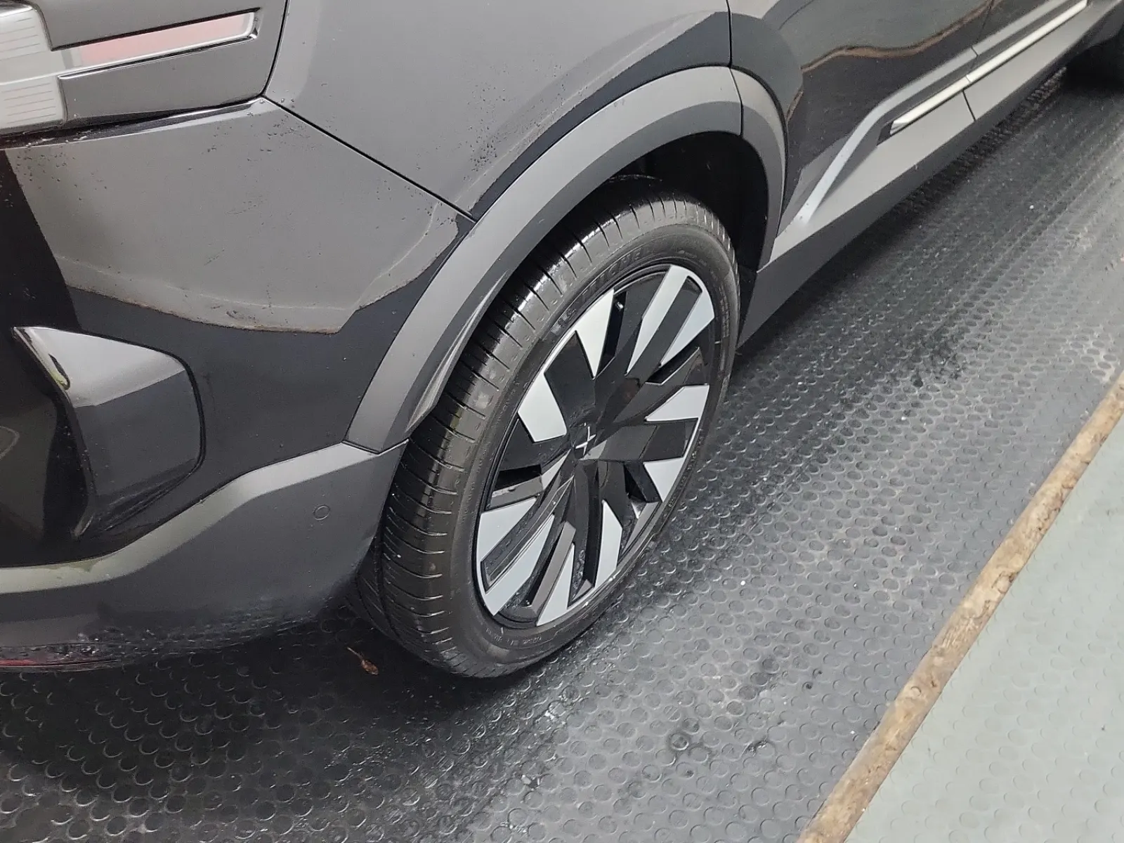Right Rear Wheel/Tire Photo