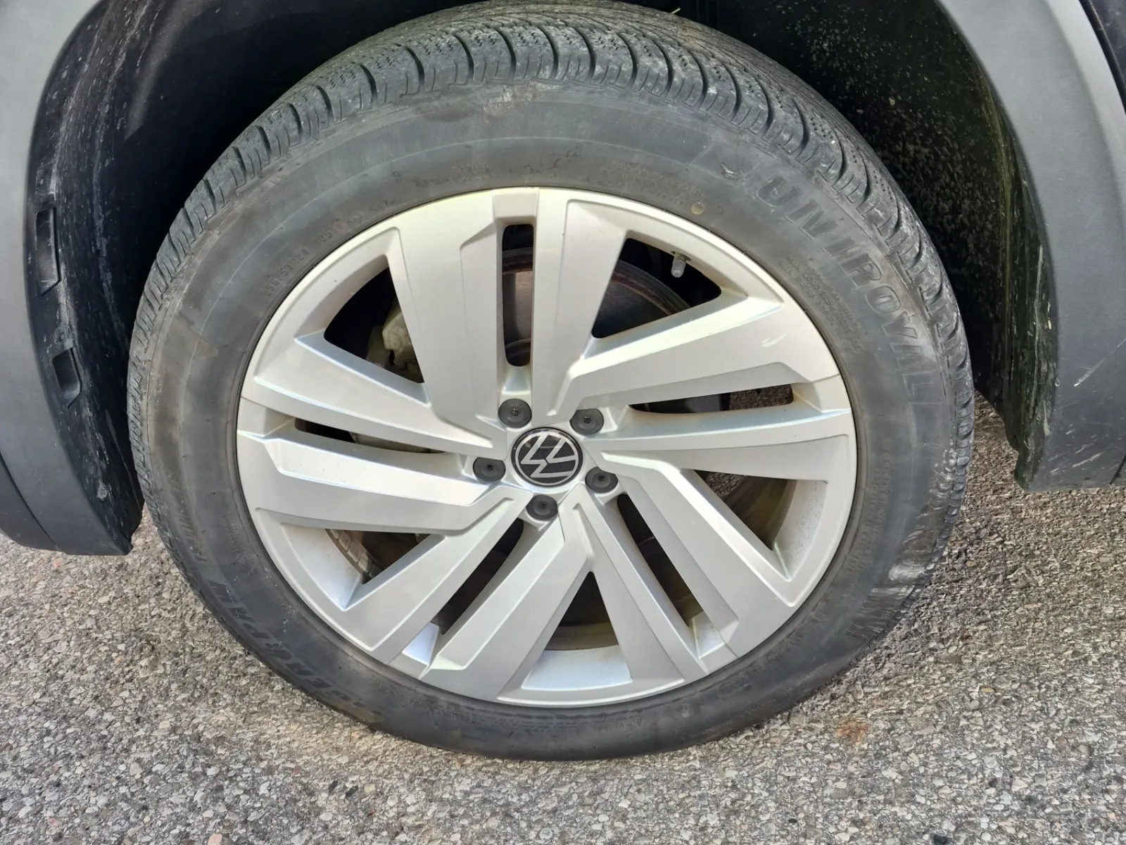 Front driver wheel/tire photo