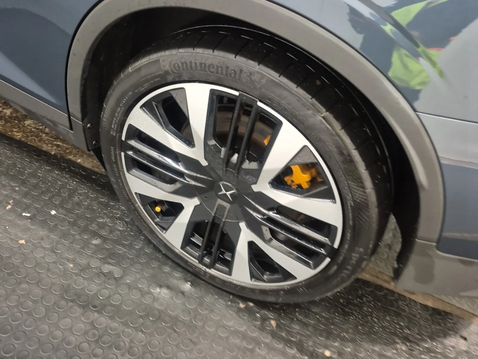 Left Rear Wheel/Tire Photo