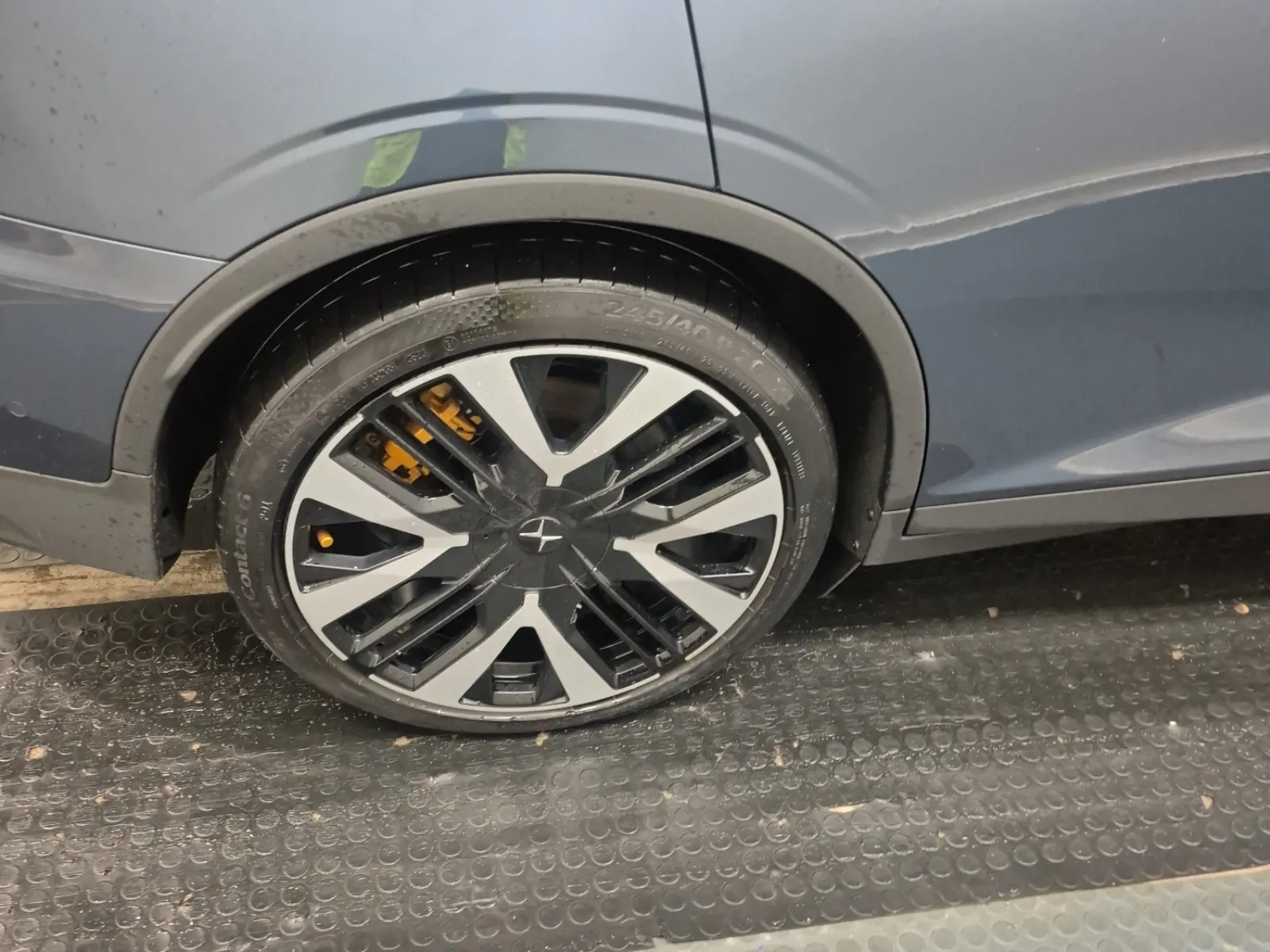 Right Rear Wheel/Tire Photo