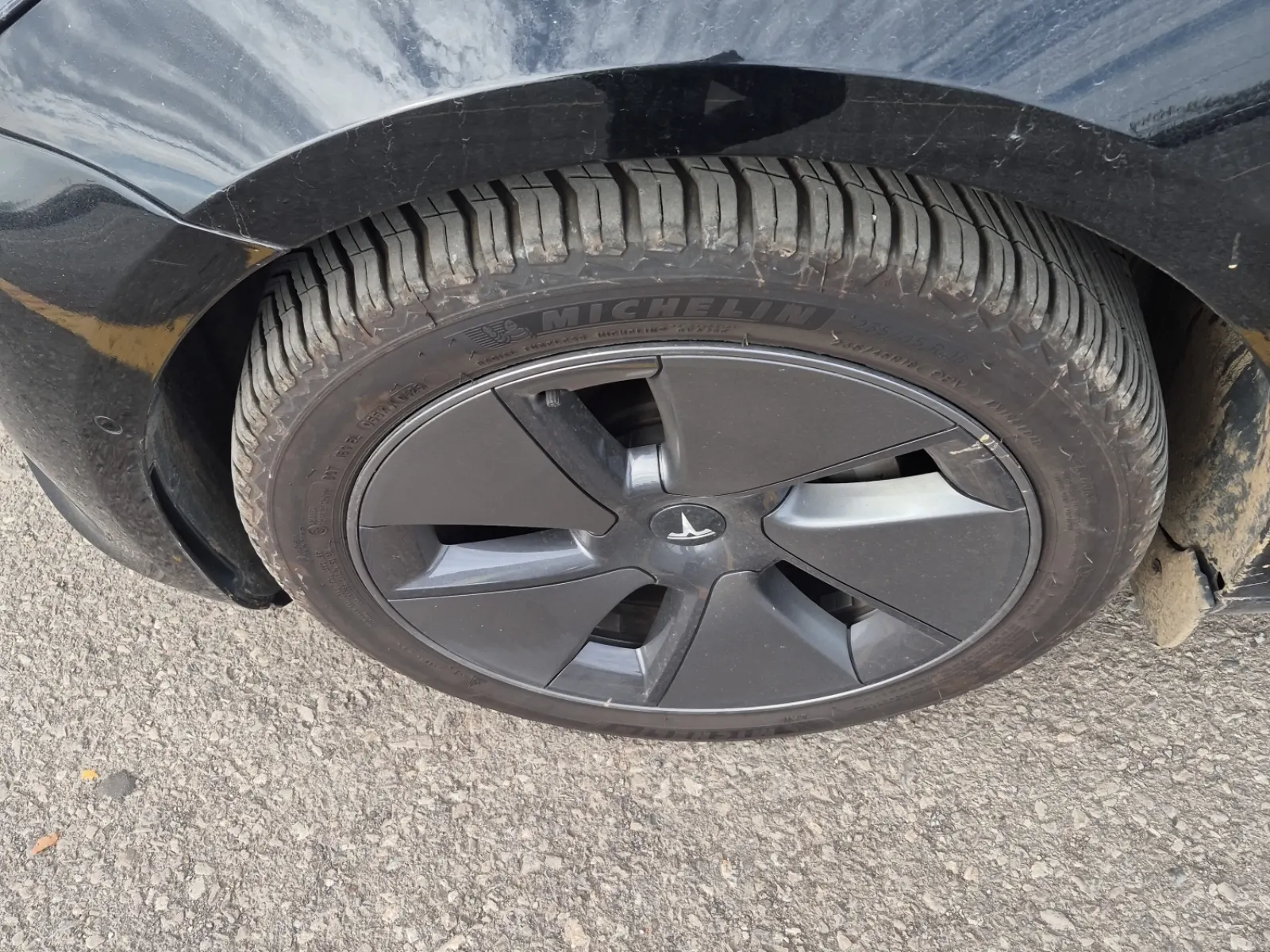 Front driver wheel/tire photo