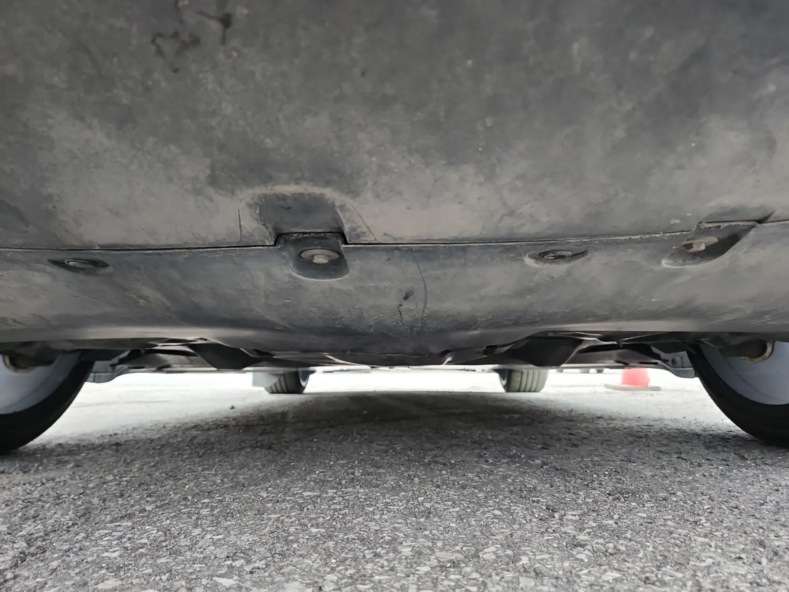 Undercarriage - Rear Photo