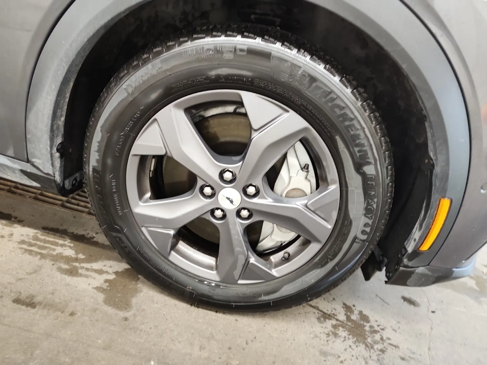 Right Front Wheel/Tire Photo