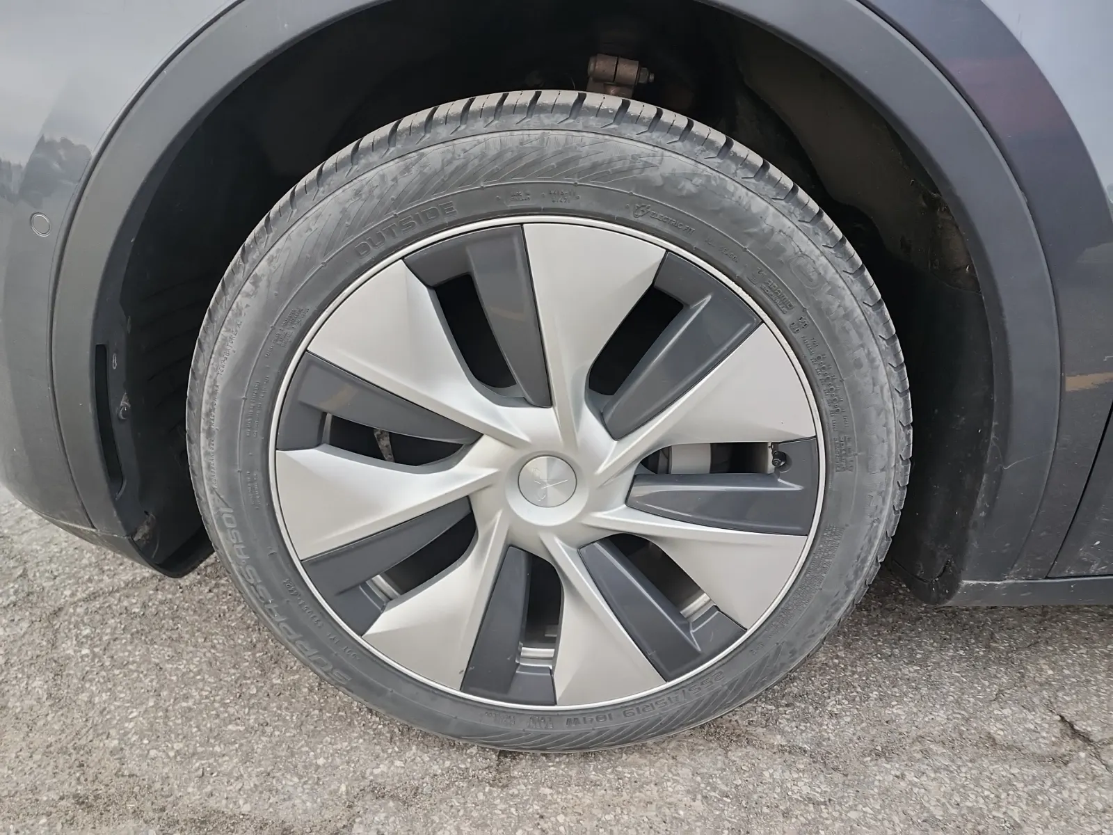 Front driver wheel/tire photo