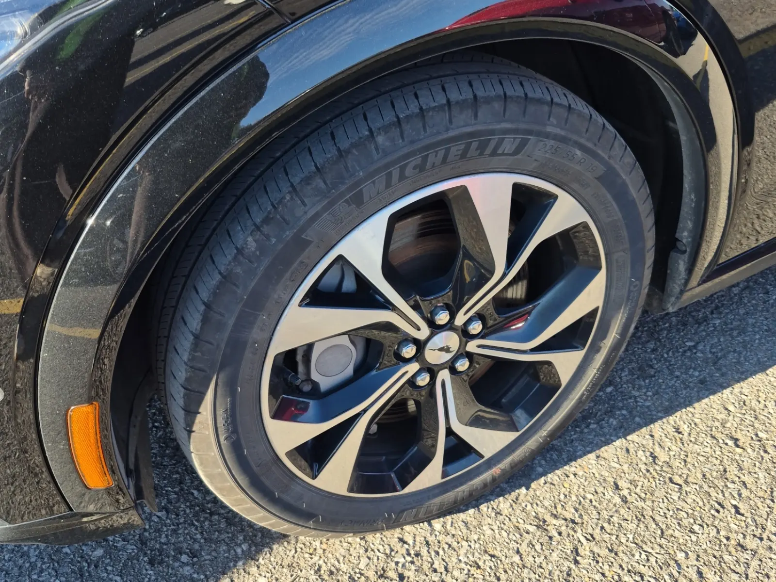 Front driver wheel/tire photo
