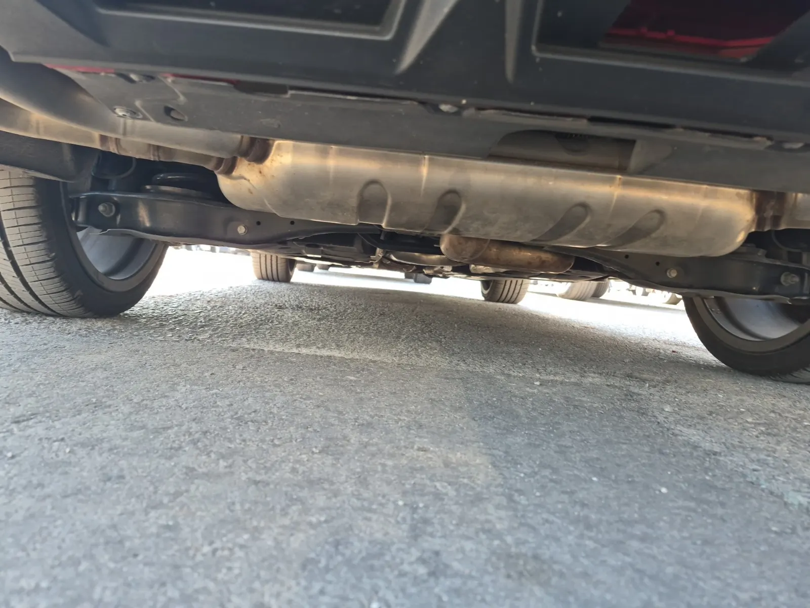 Undercarriage - Rear Photo