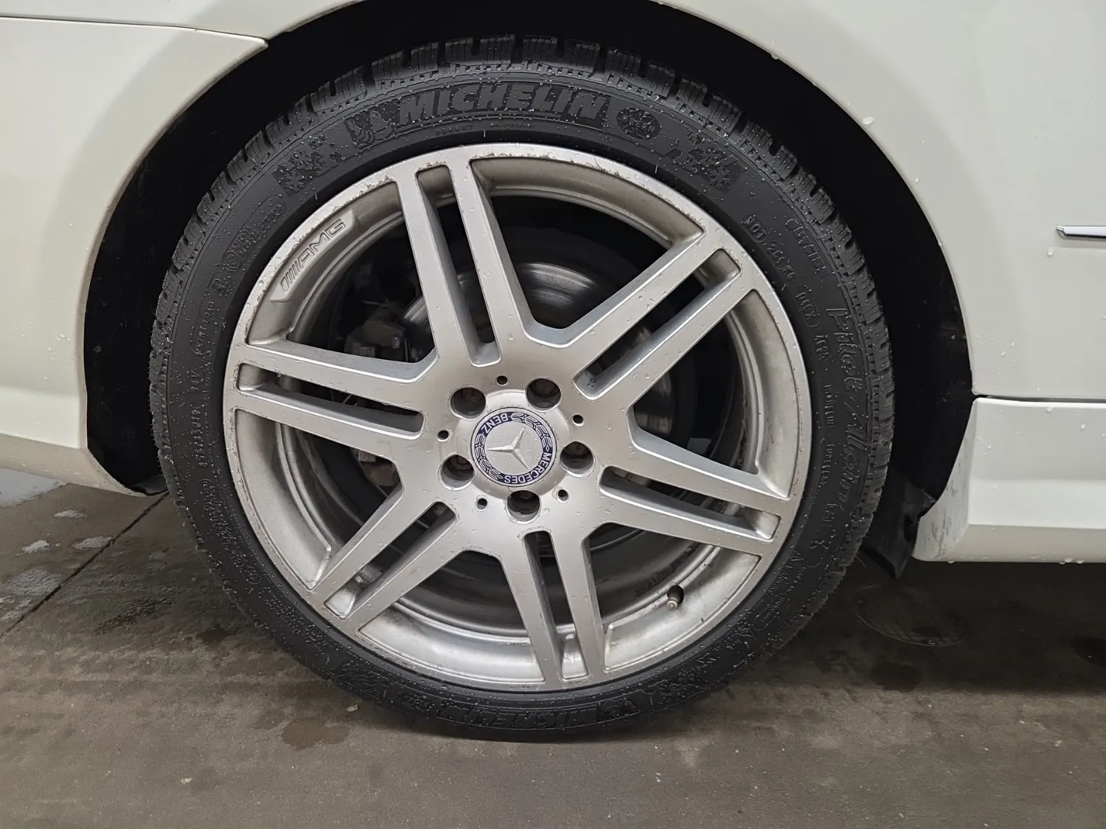 Right Rear Wheel/Tire Photo