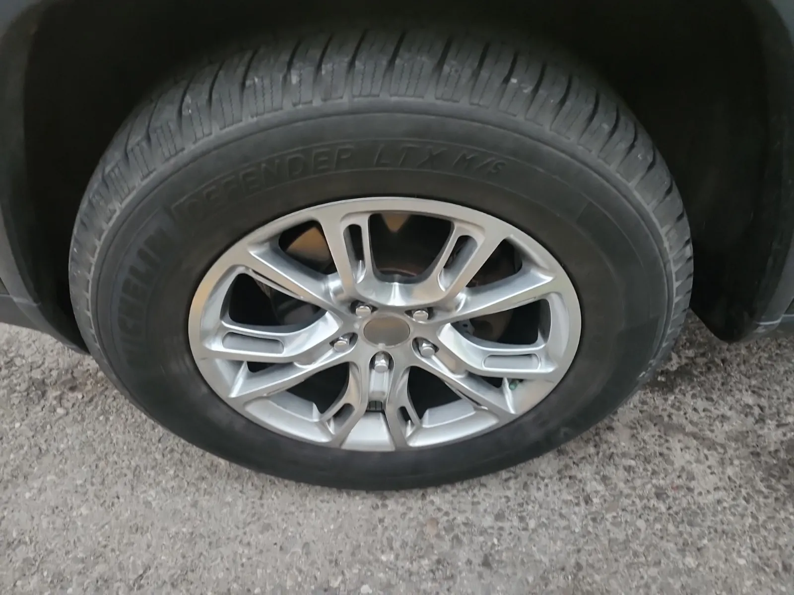 Front driver wheel/tire photo