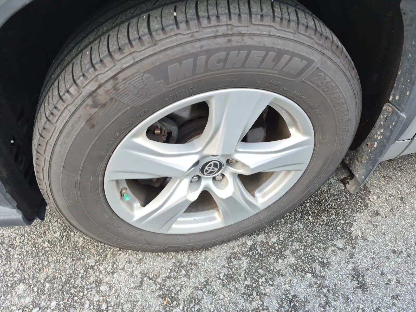 Front driver wheel/tire photo