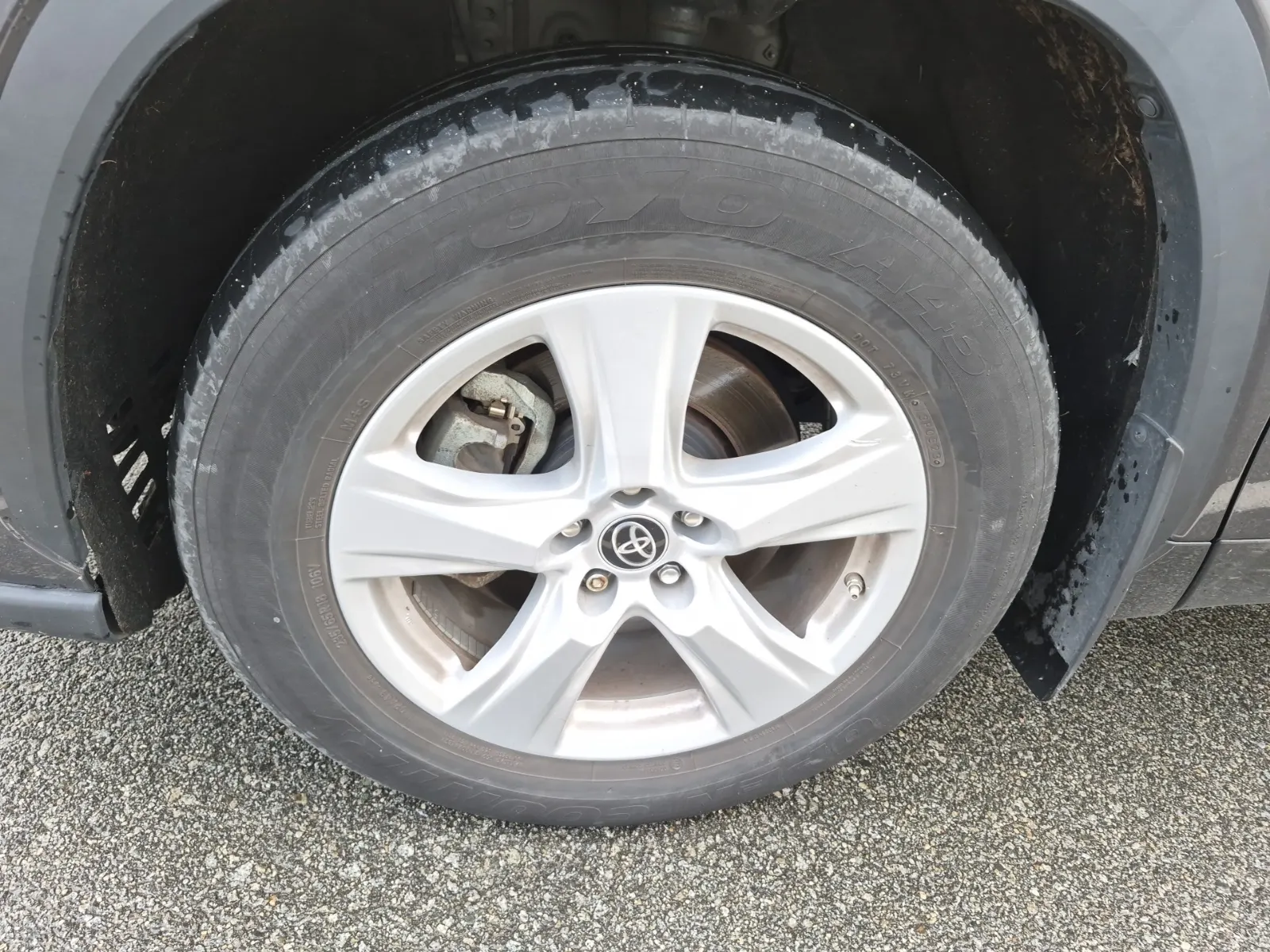 Front driver wheel/tire photo