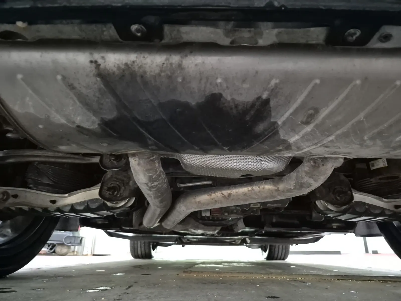 Undercarriage - Rear Photo