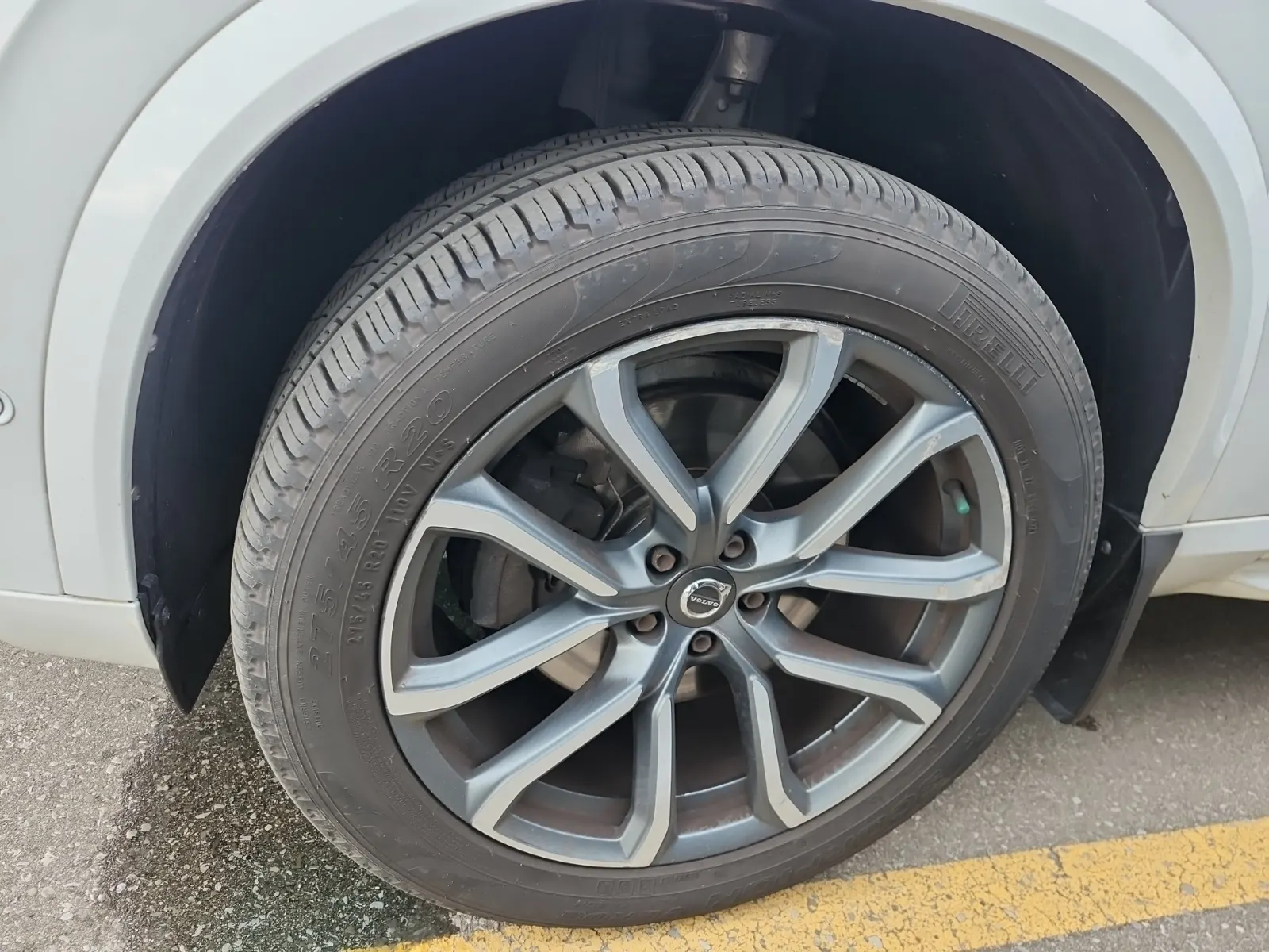 Front driver wheel/tire photo