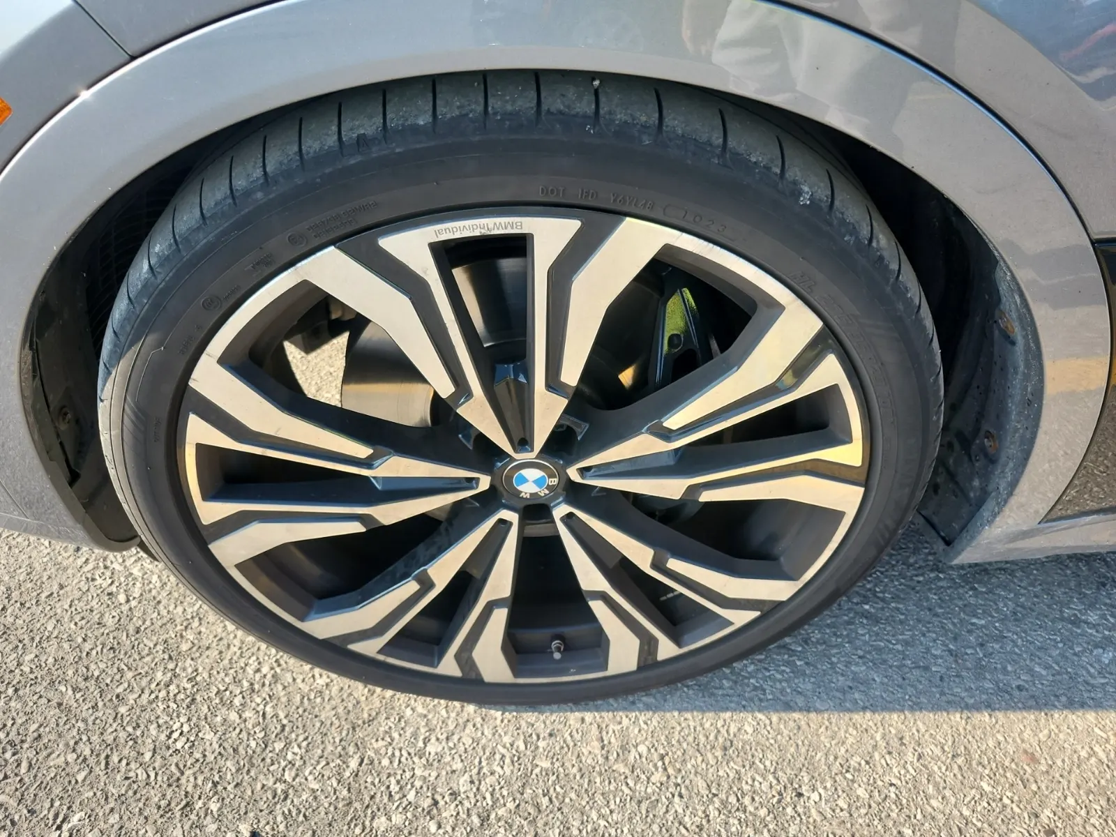 Front driver wheel/tire photo