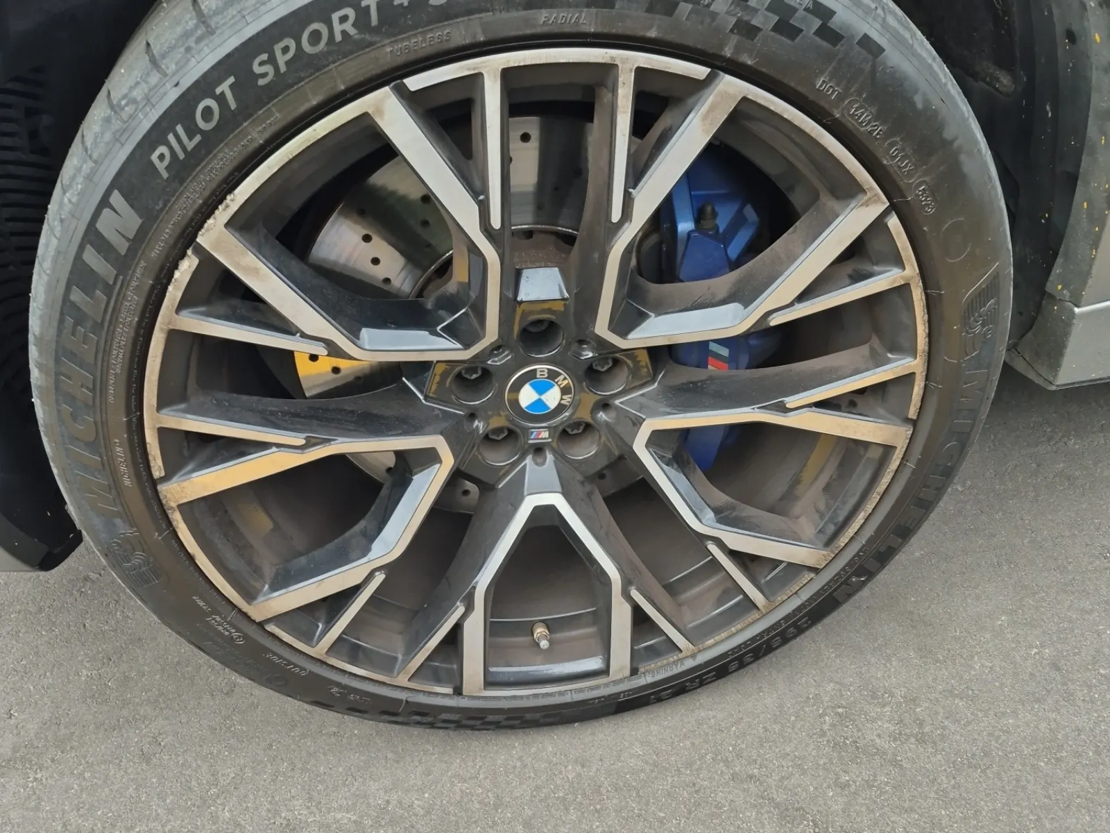 Front driver wheel/tire photo
