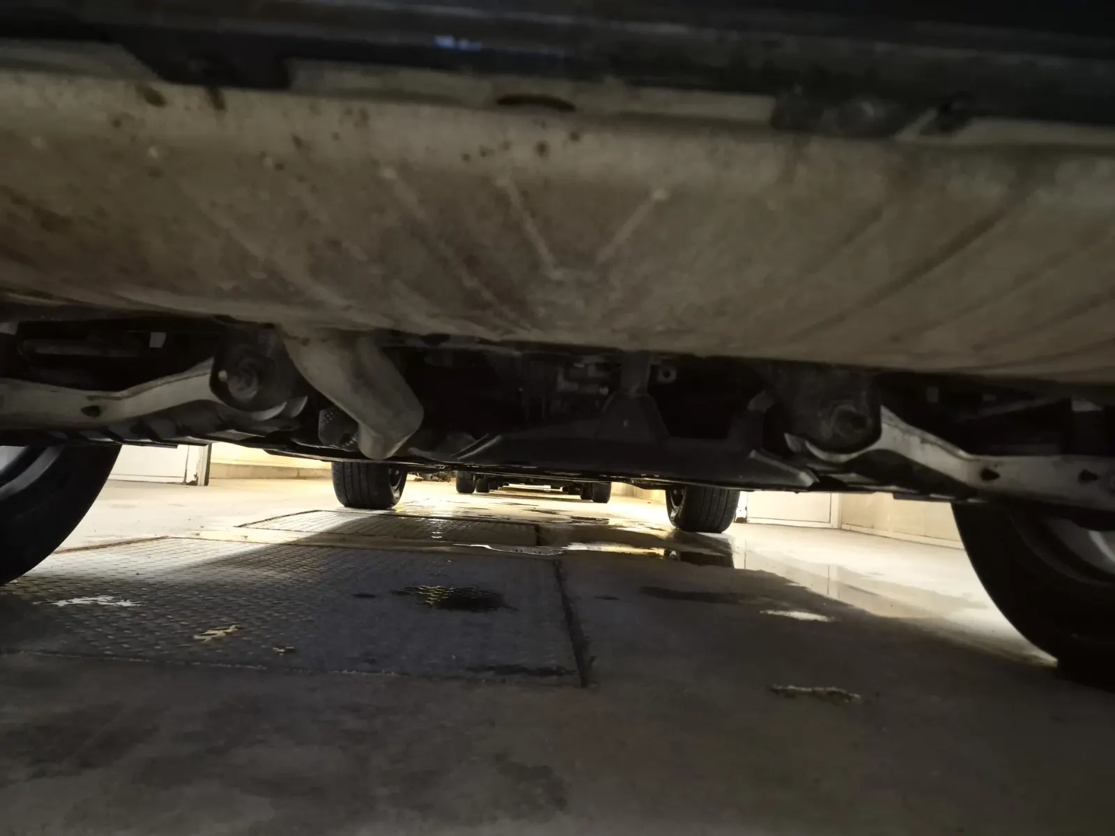 Undercarriage - Rear Photo