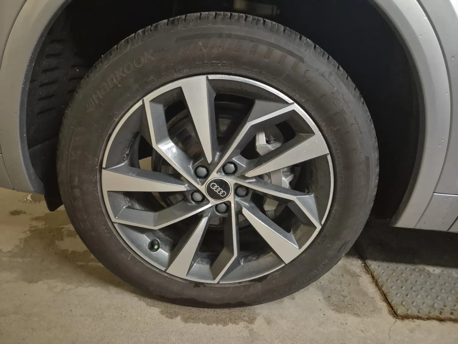 Front driver wheel/tire photo