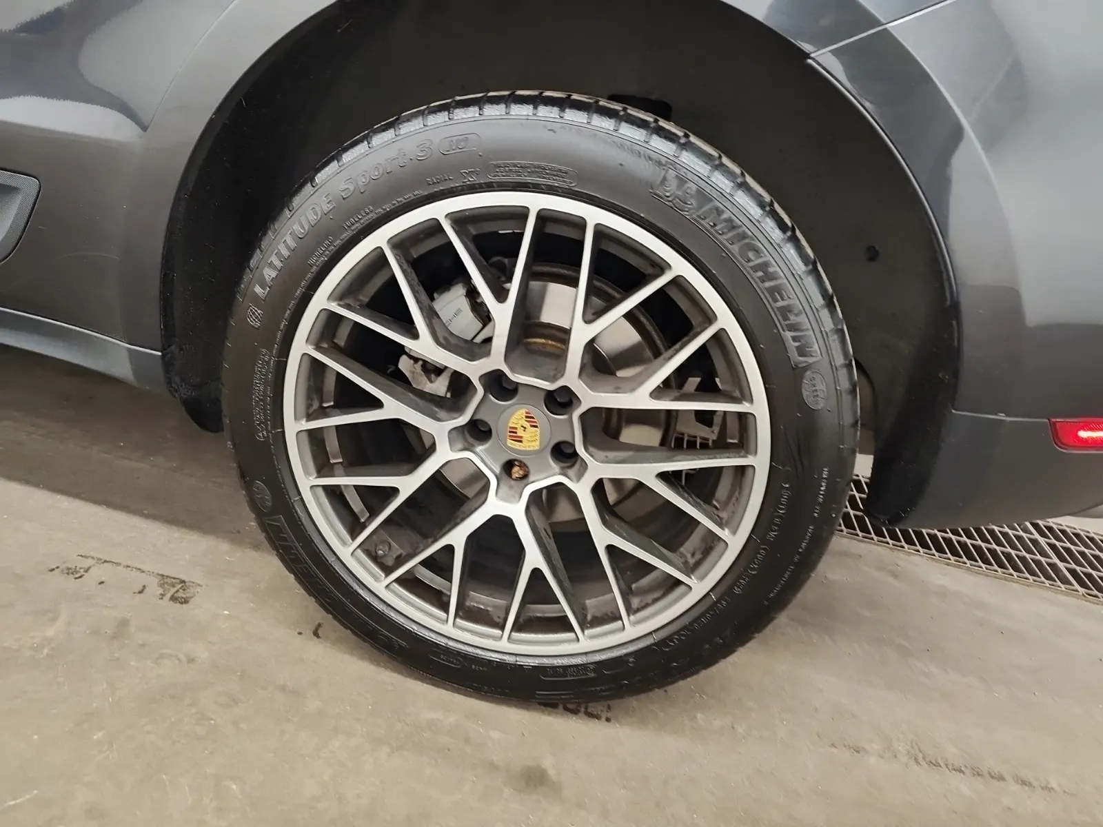 Left Rear Wheel/Tire Photo