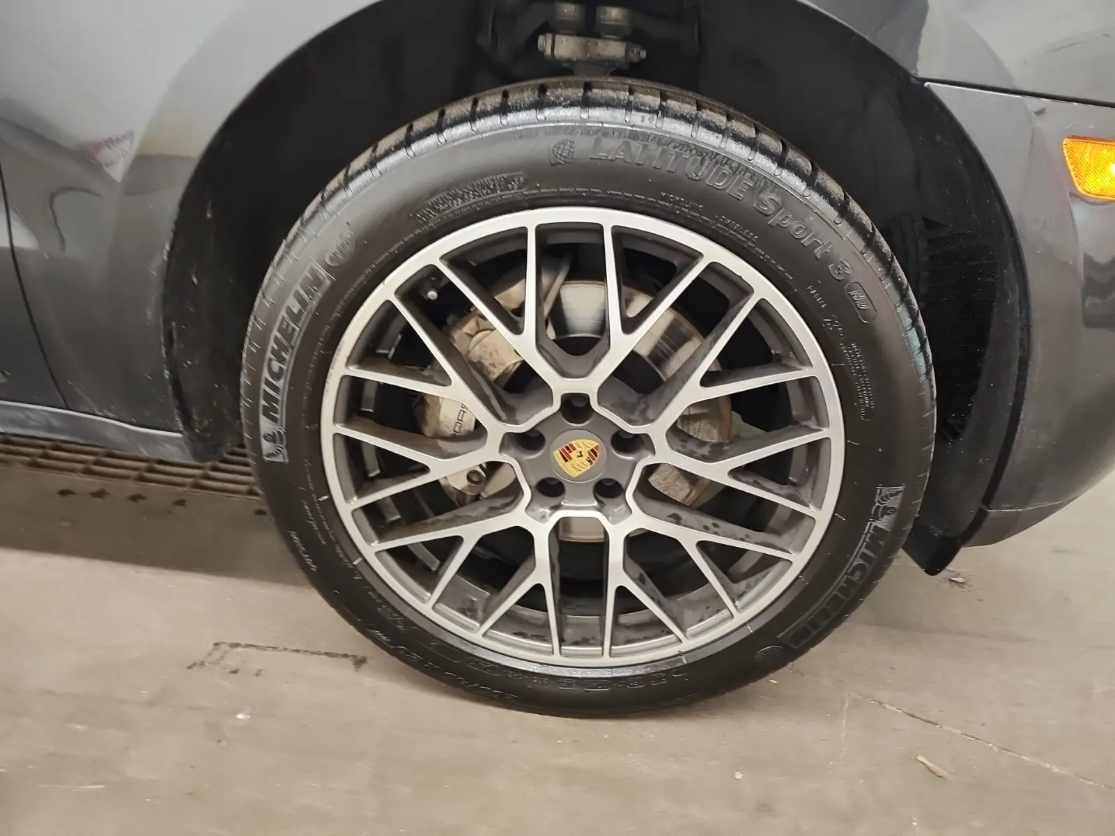 Right Front Wheel/Tire Photo