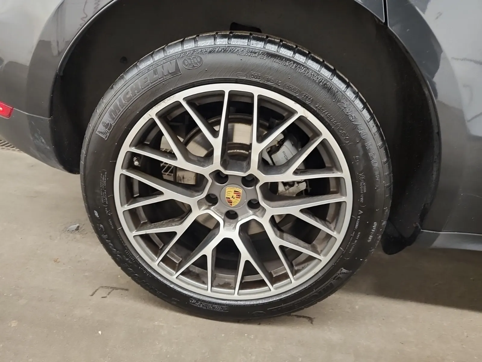 Right Rear Wheel/Tire Photo