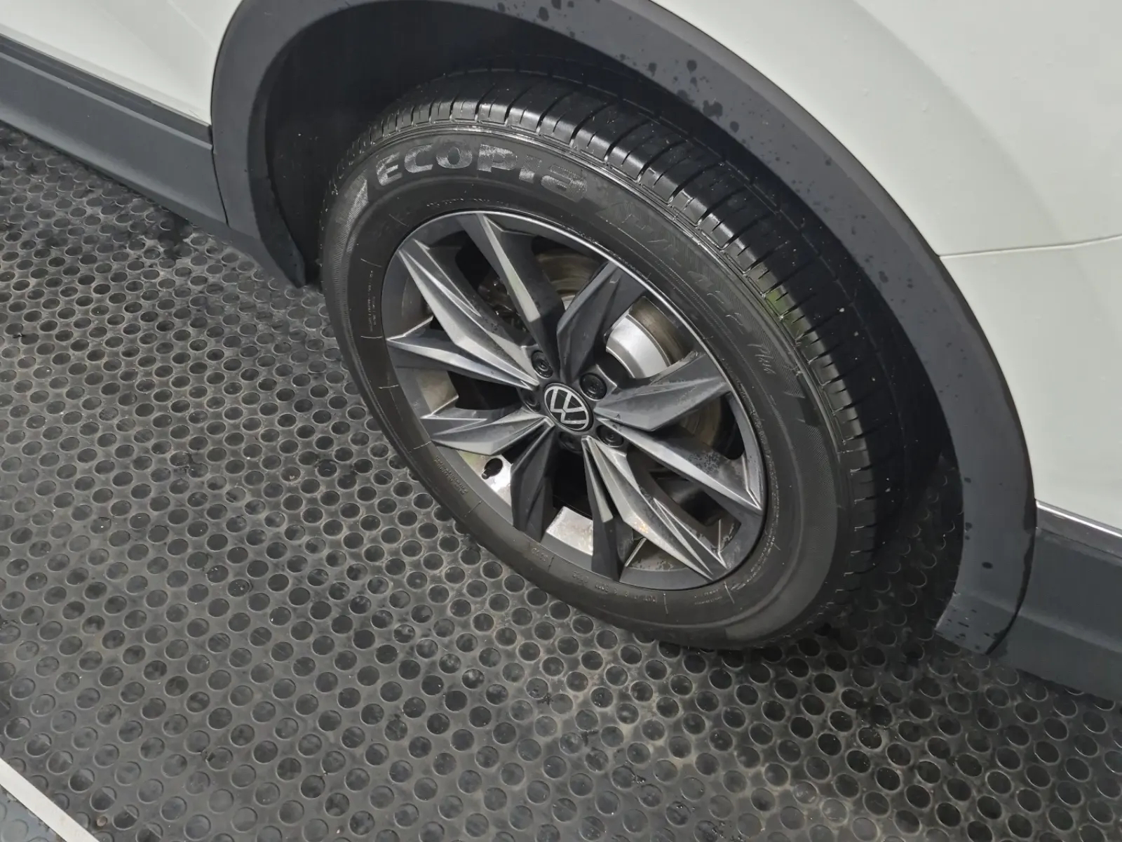 Left Rear Wheel/Tire Photo