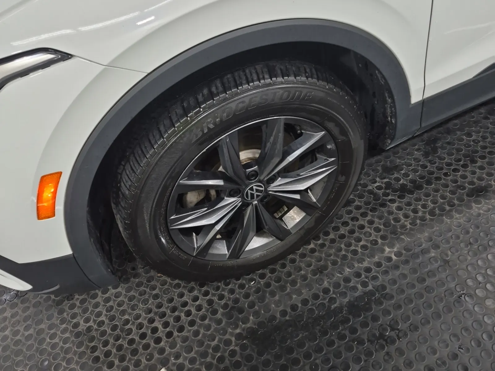 Front driver wheel/tire photo