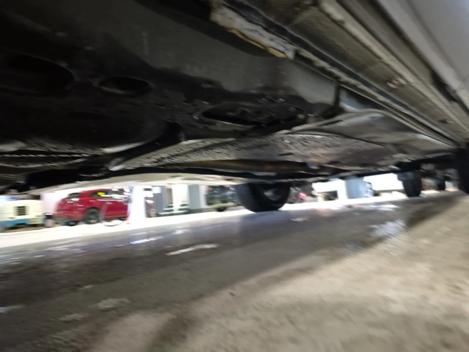 Undercarriage - Passenger Photo