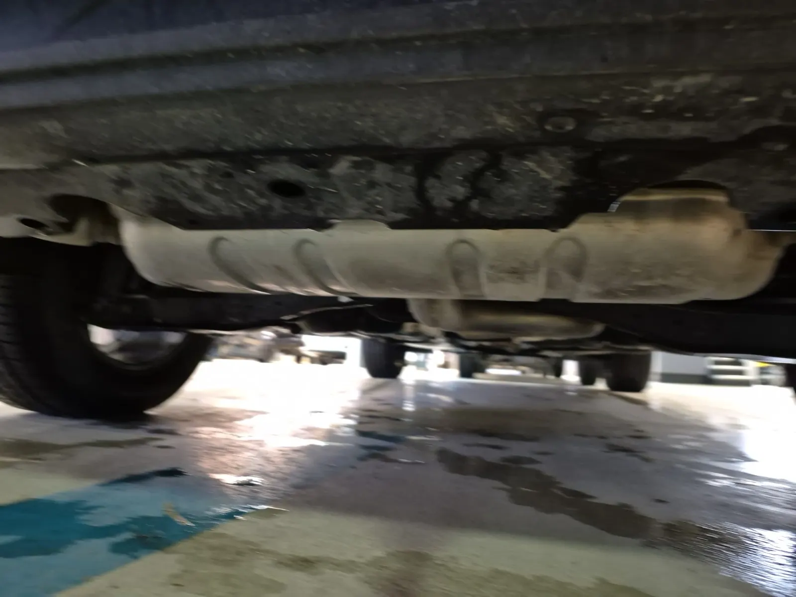 Undercarriage - Rear Photo
