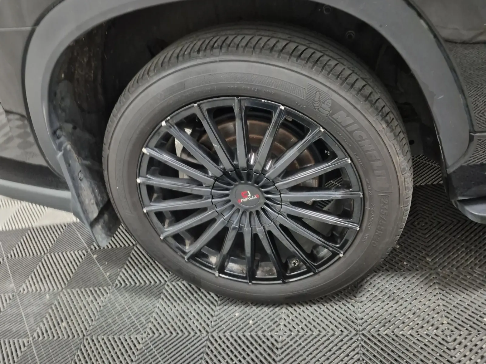 Right Rear Wheel/Tire Photo