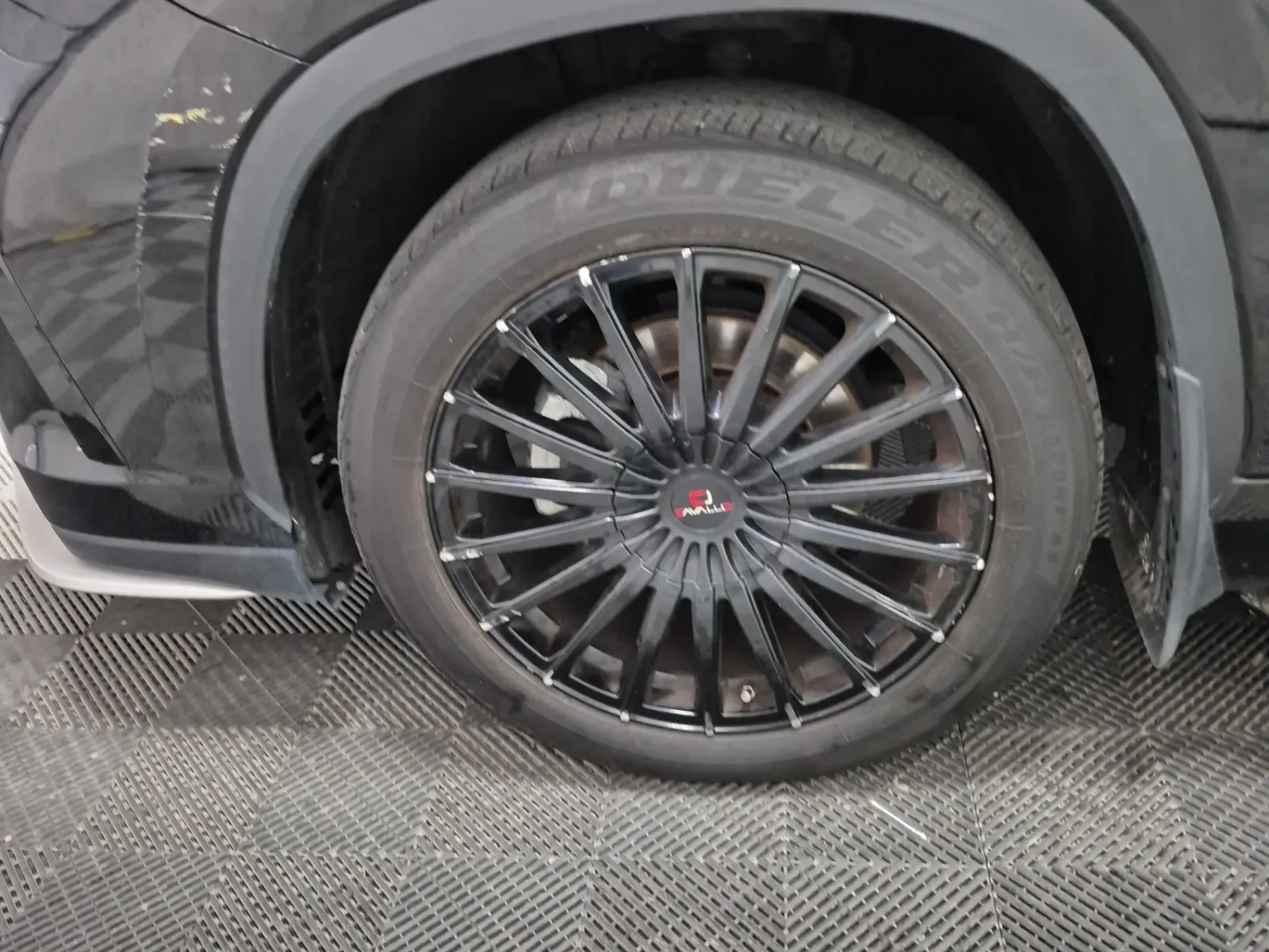 Front driver wheel/tire photo