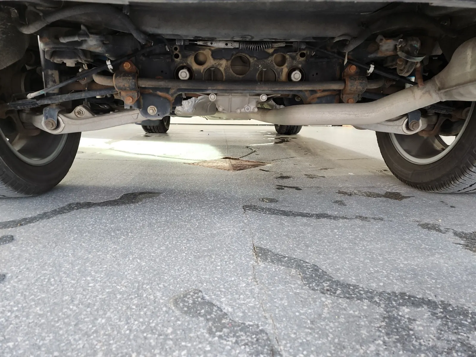 Undercarriage - Rear Photo
