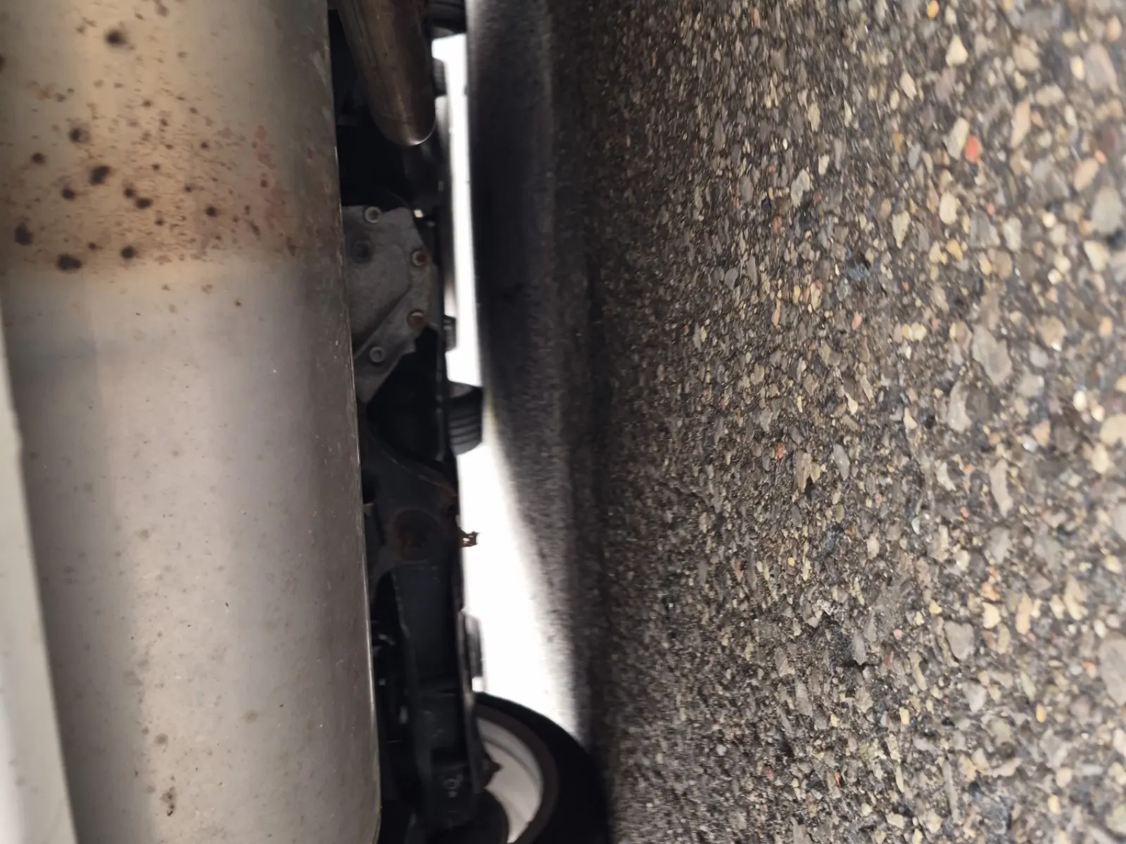 Undercarriage - Rear Photo