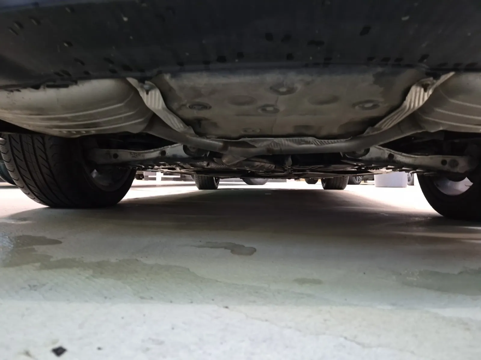 Undercarriage - Rear Photo