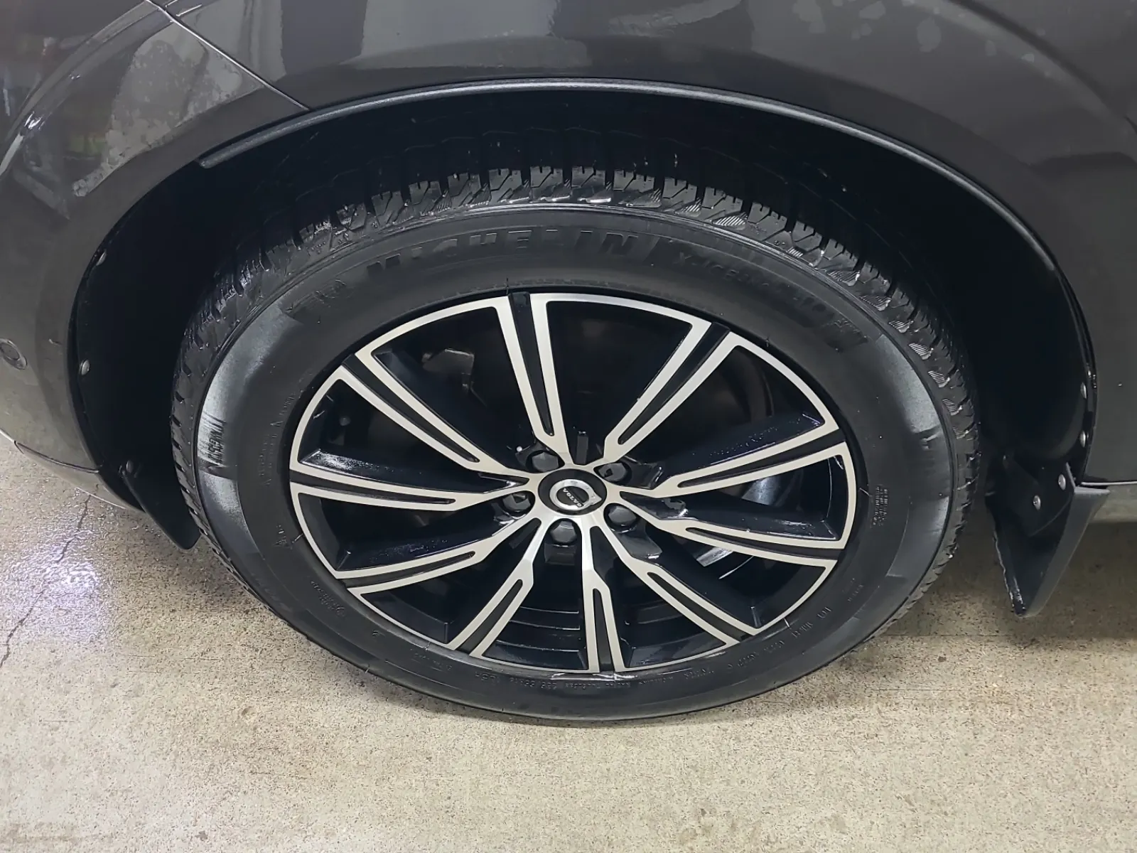 Front driver wheel/tire photo