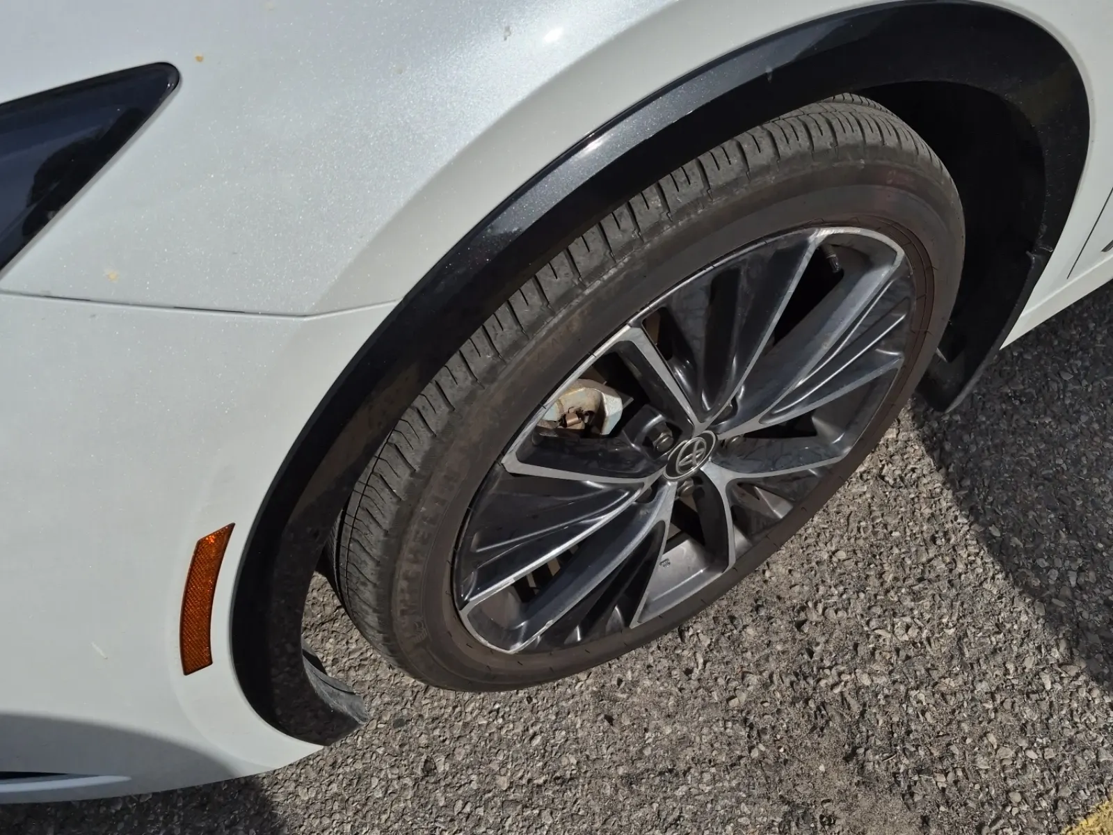 Front driver wheel/tire photo
