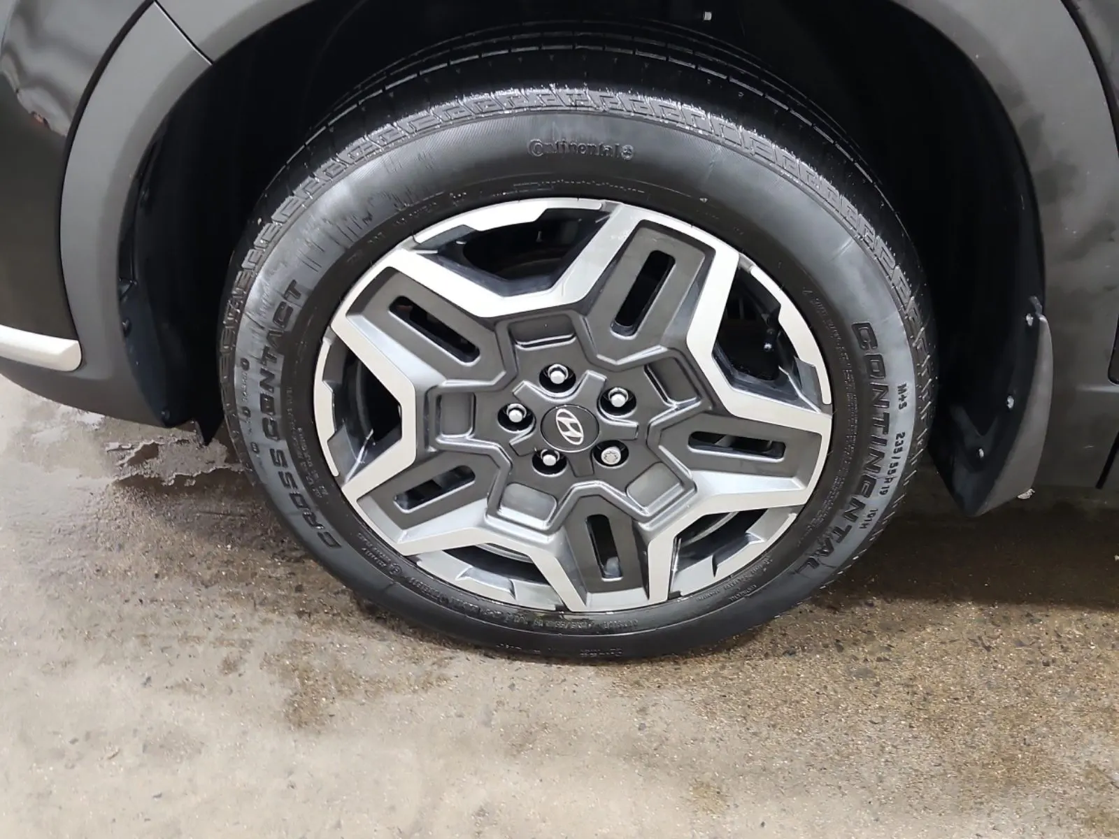 Front driver wheel/tire photo