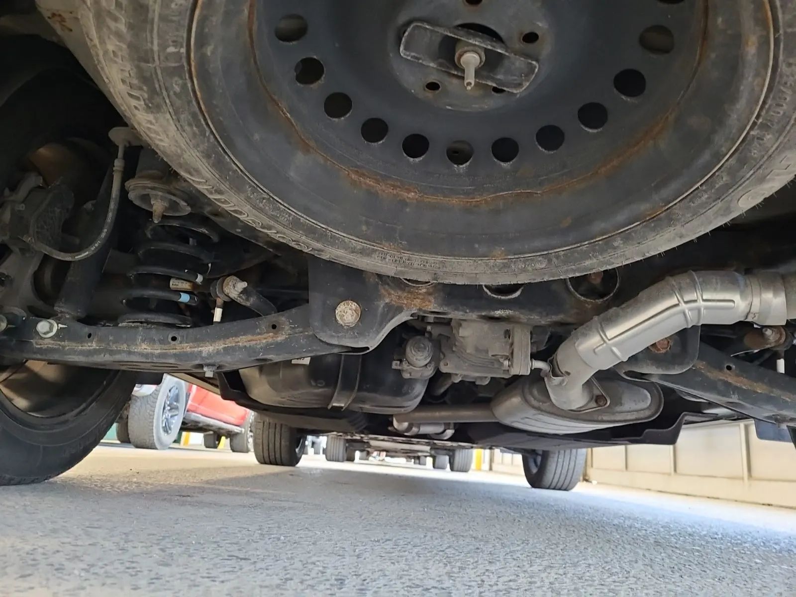 Undercarriage - Rear Photo