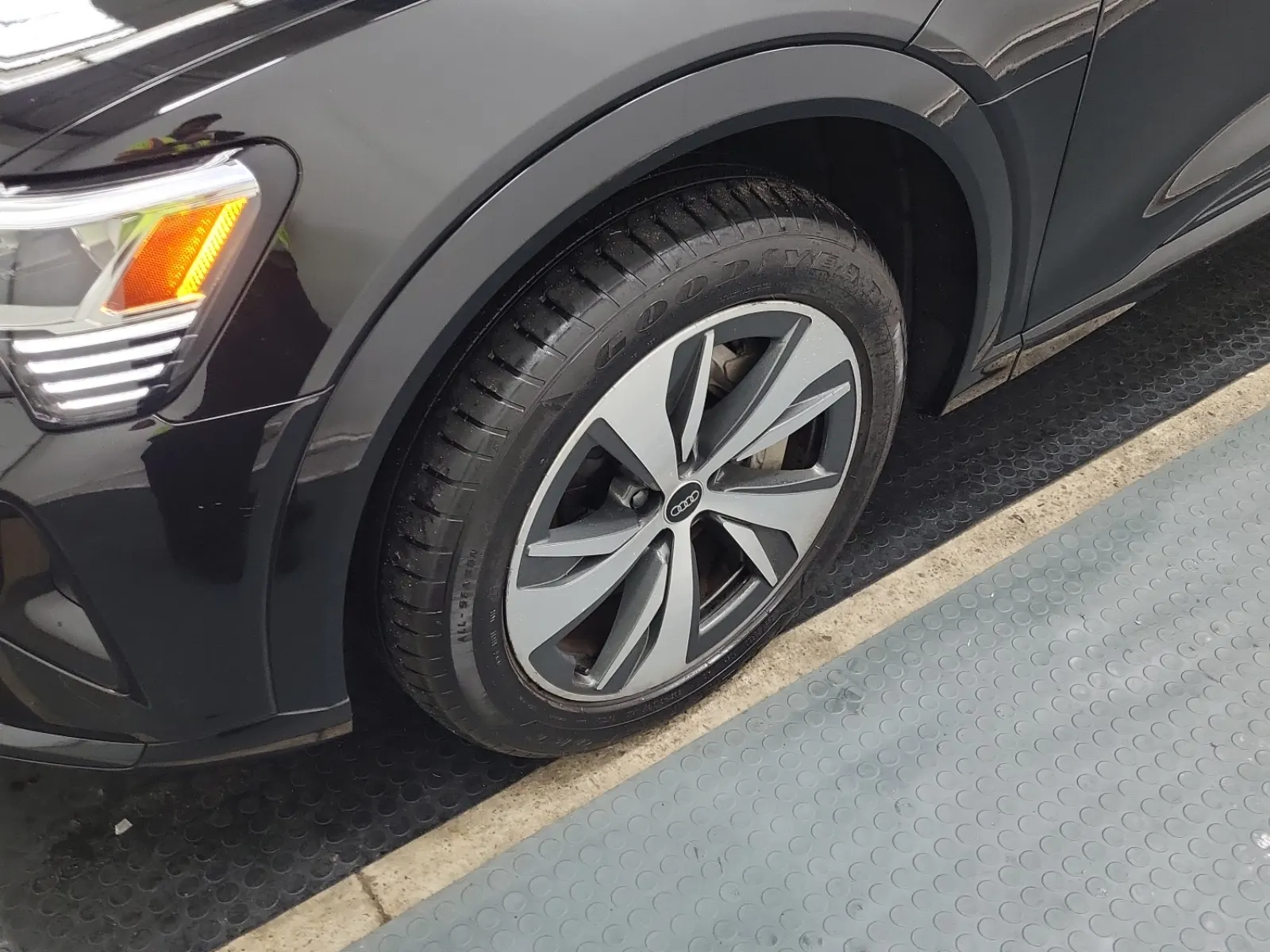 Front driver wheel/tire photo