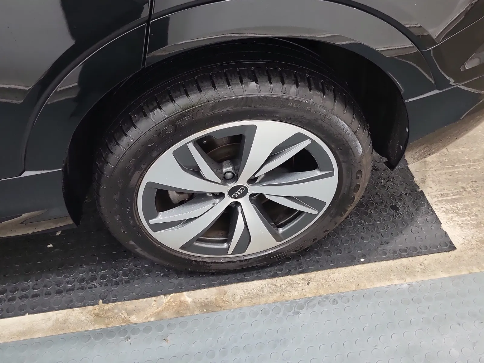 Left Rear Wheel/Tire Photo