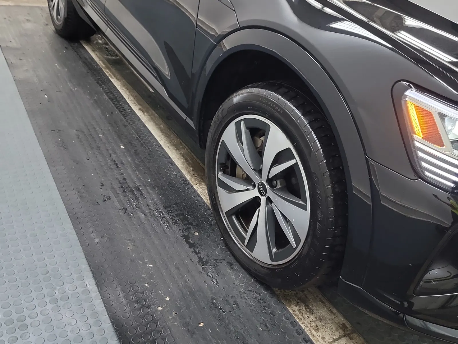 Right Front Wheel/Tire Photo