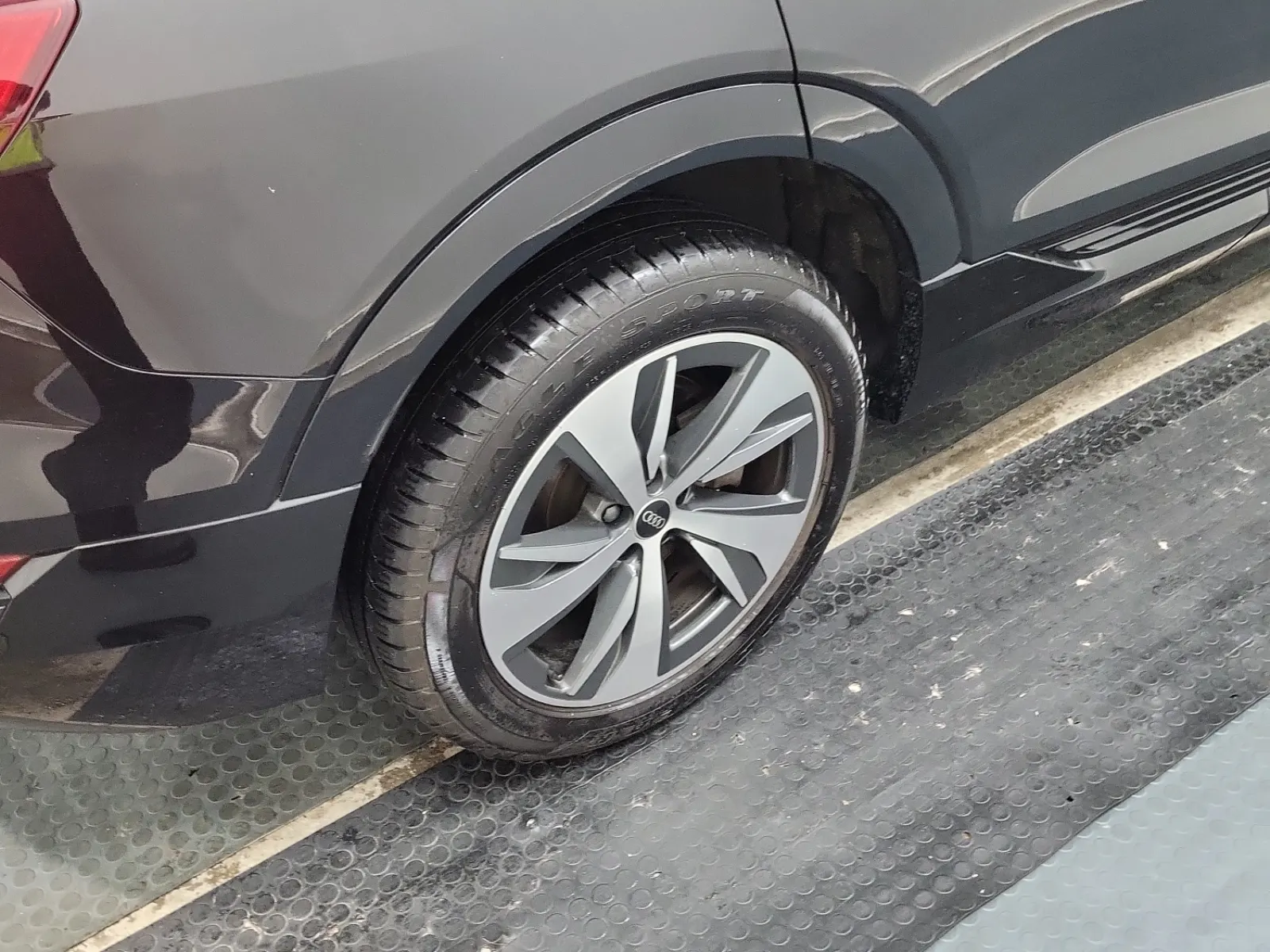 Right Rear Wheel/Tire Photo