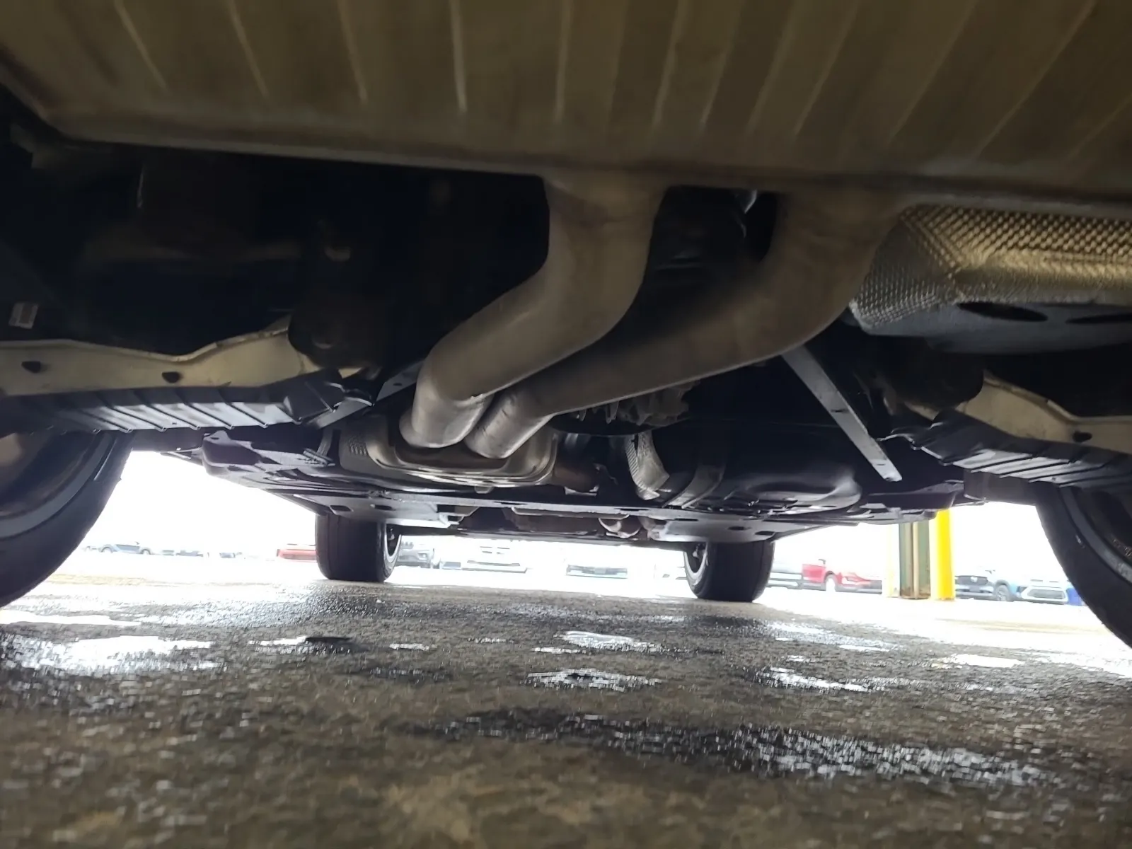 Undercarriage - Rear Photo