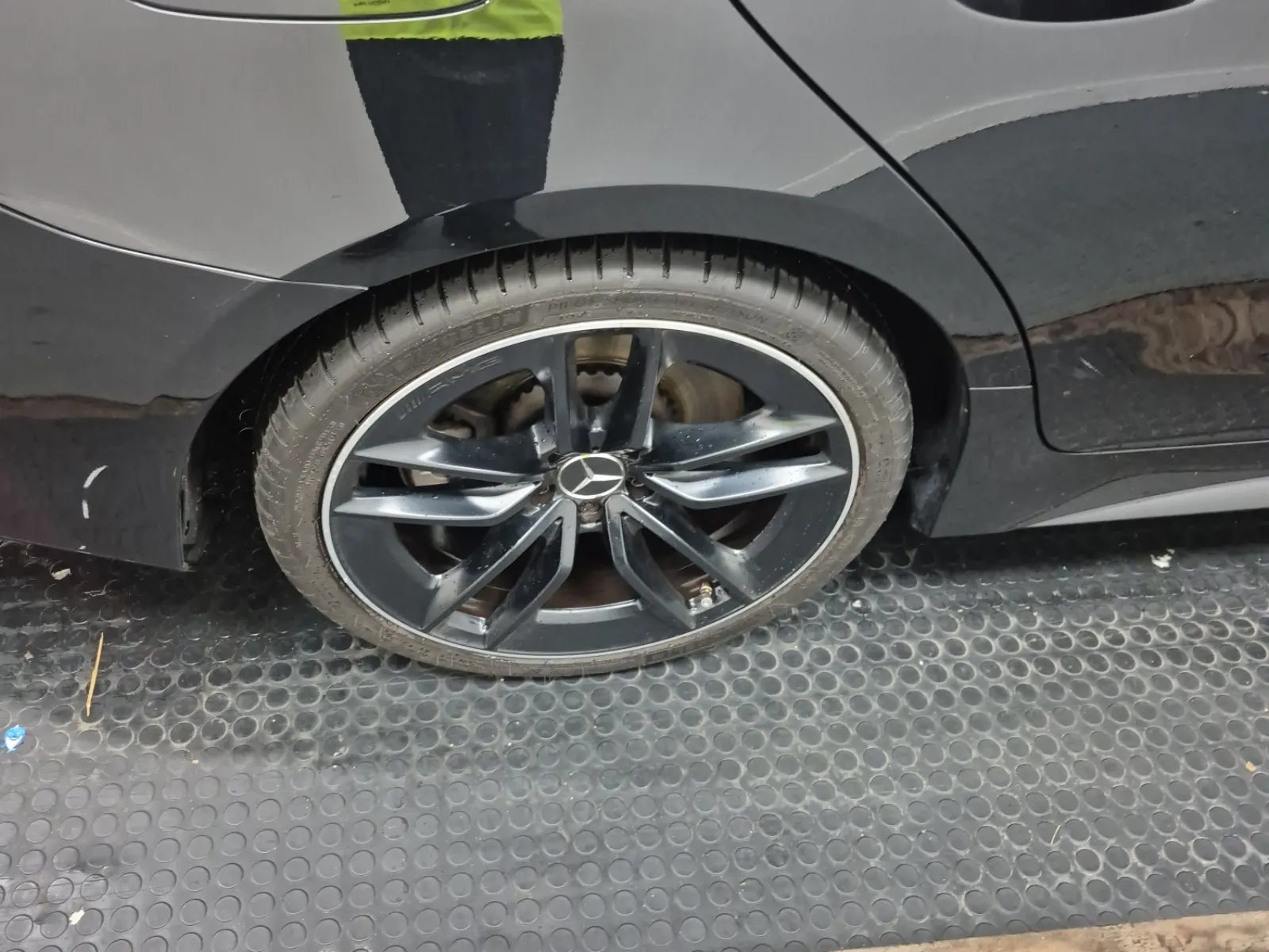 Right Rear Wheel/Tire Photo