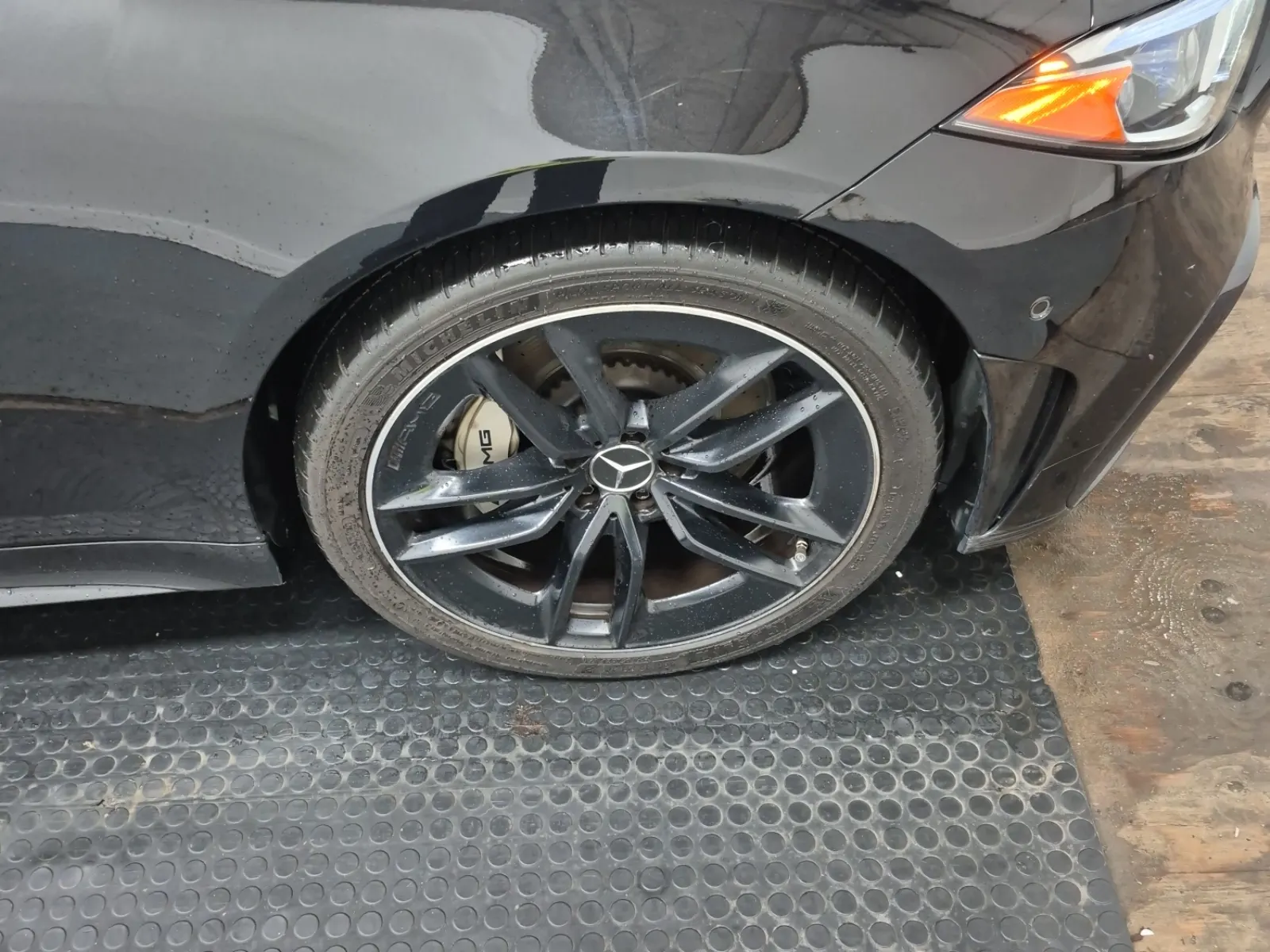Right Front Wheel/Tire Photo