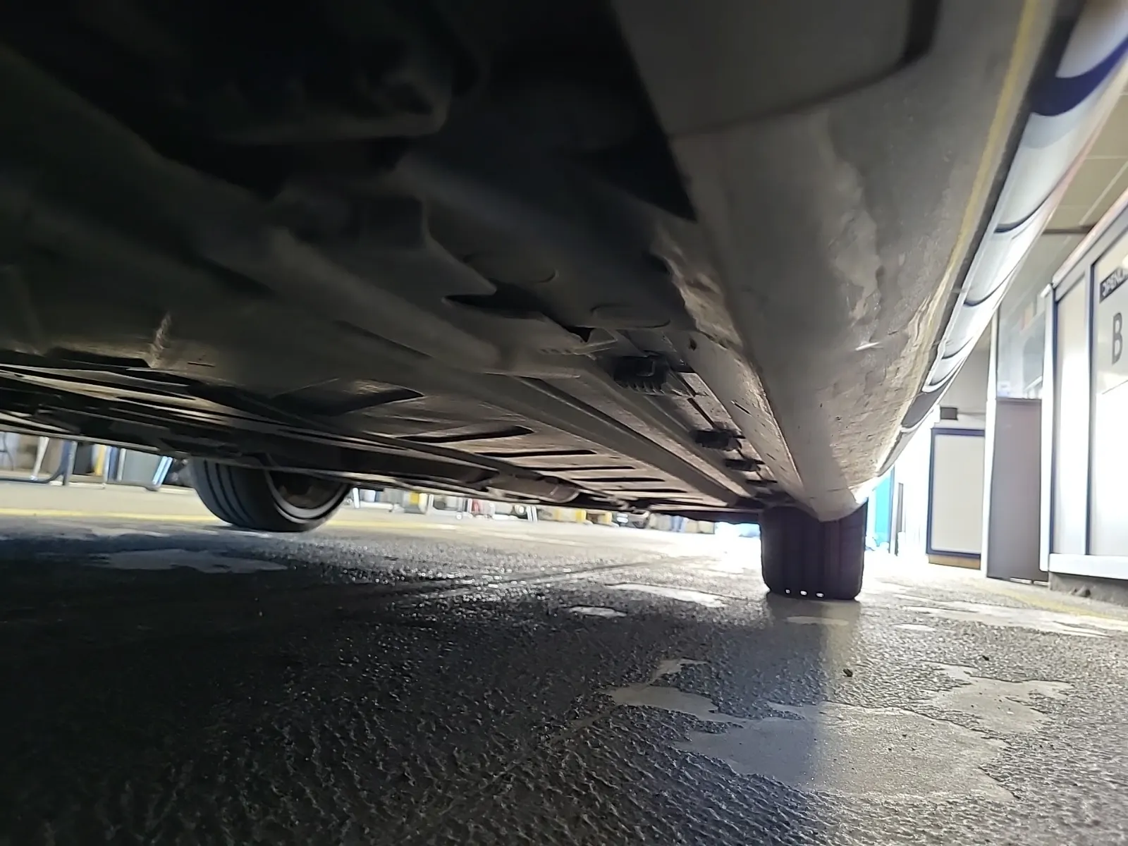 Undercarriage - Passenger Photo