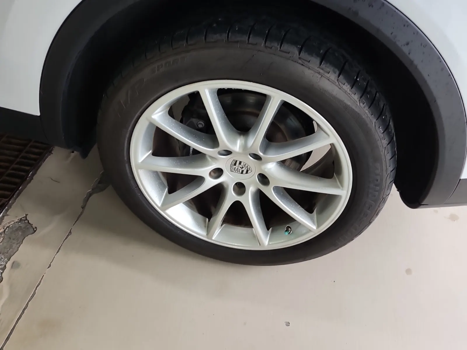 Left Rear Wheel/Tire Photo