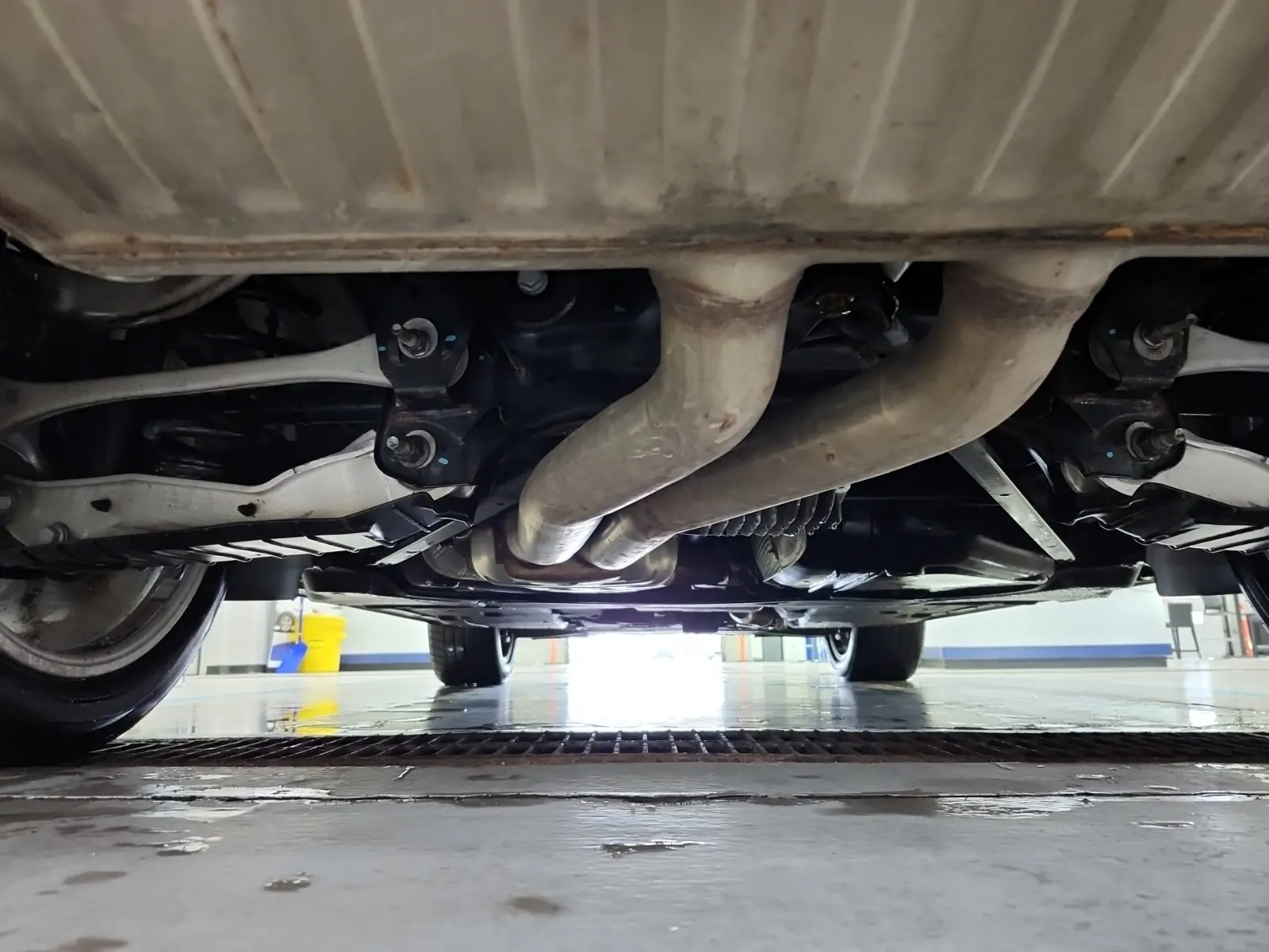 Undercarriage - Rear Photo
