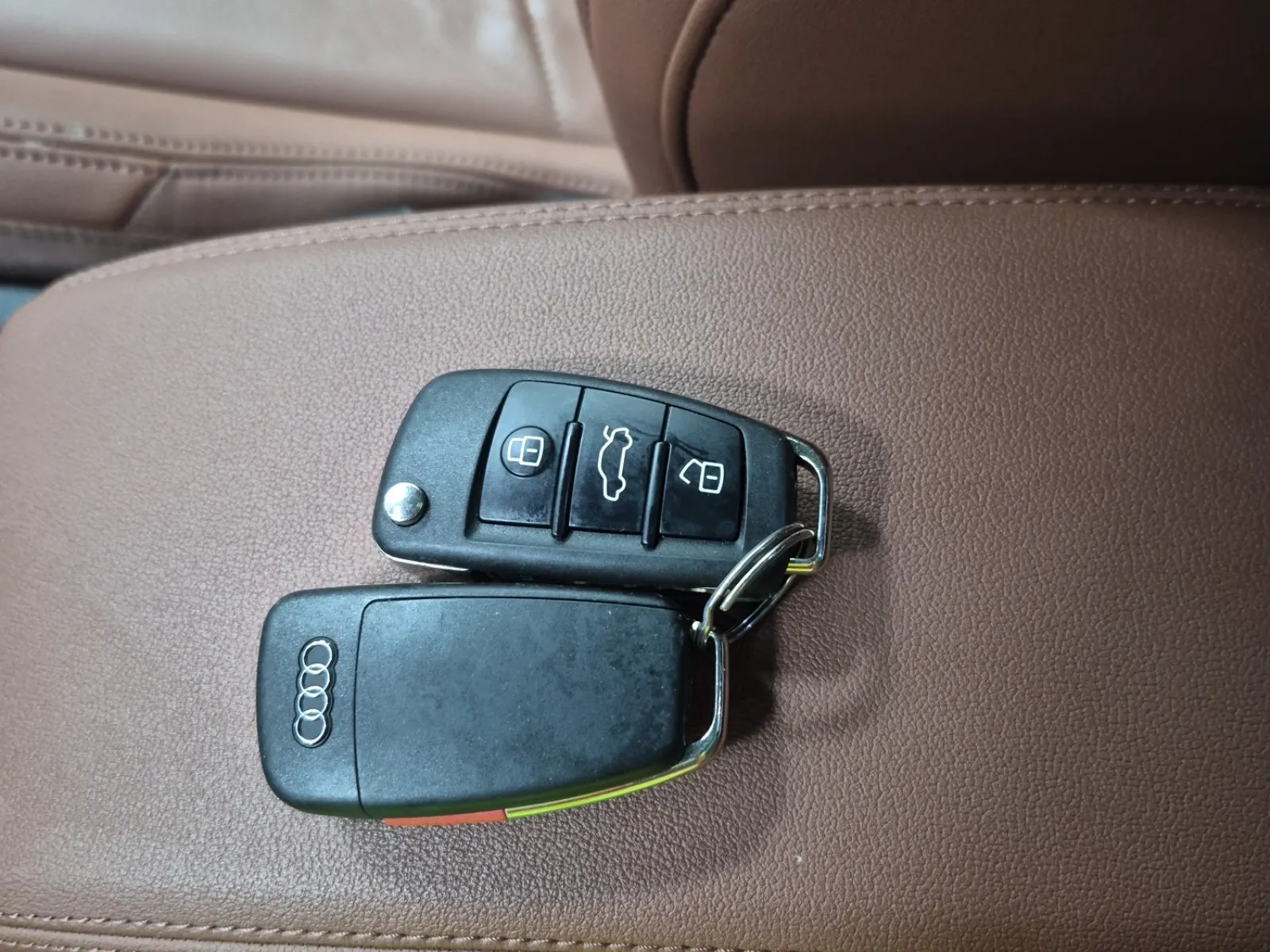Keys/Fobs/Manual Photo