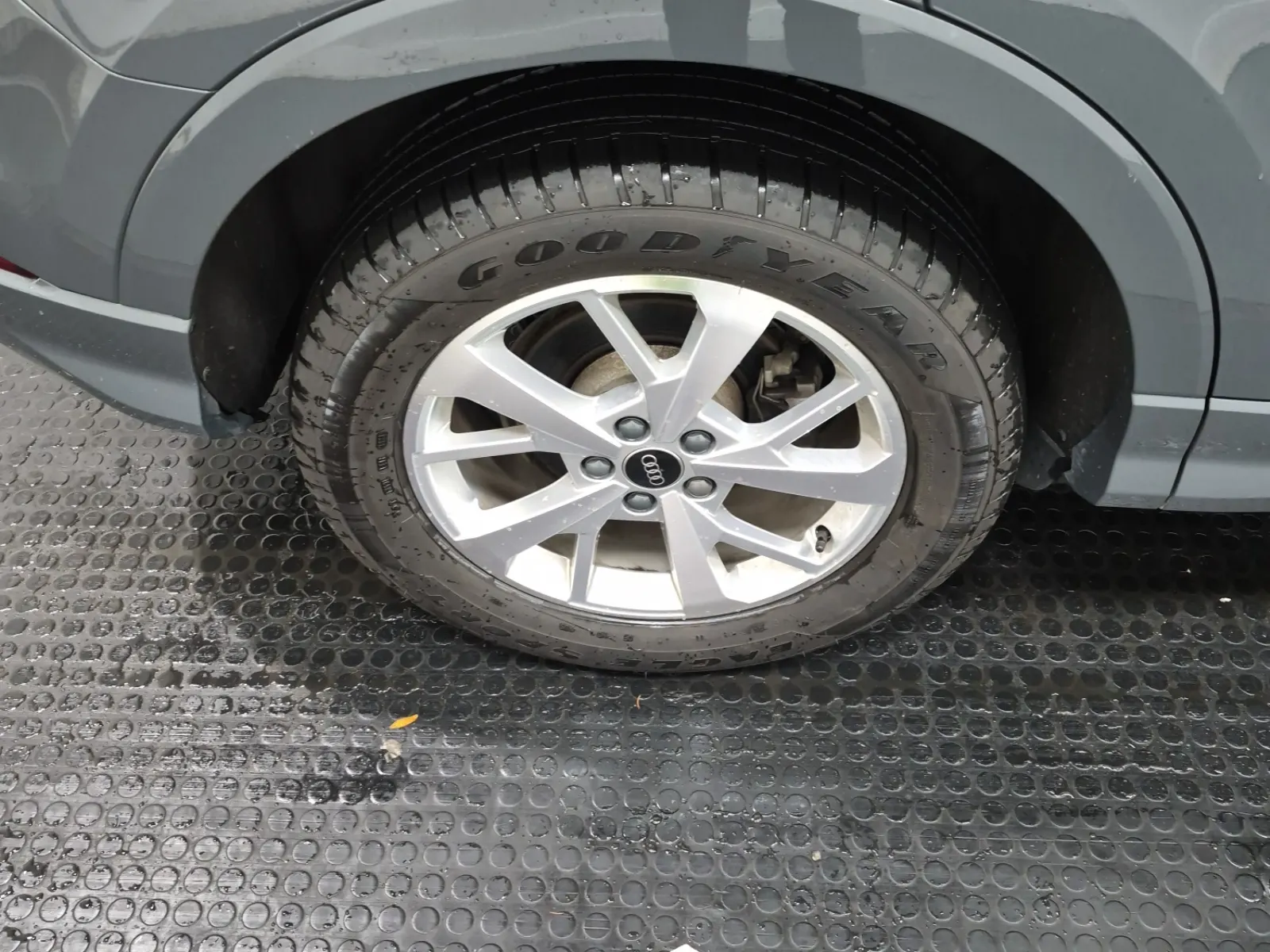 Right Rear Wheel/Tire Photo