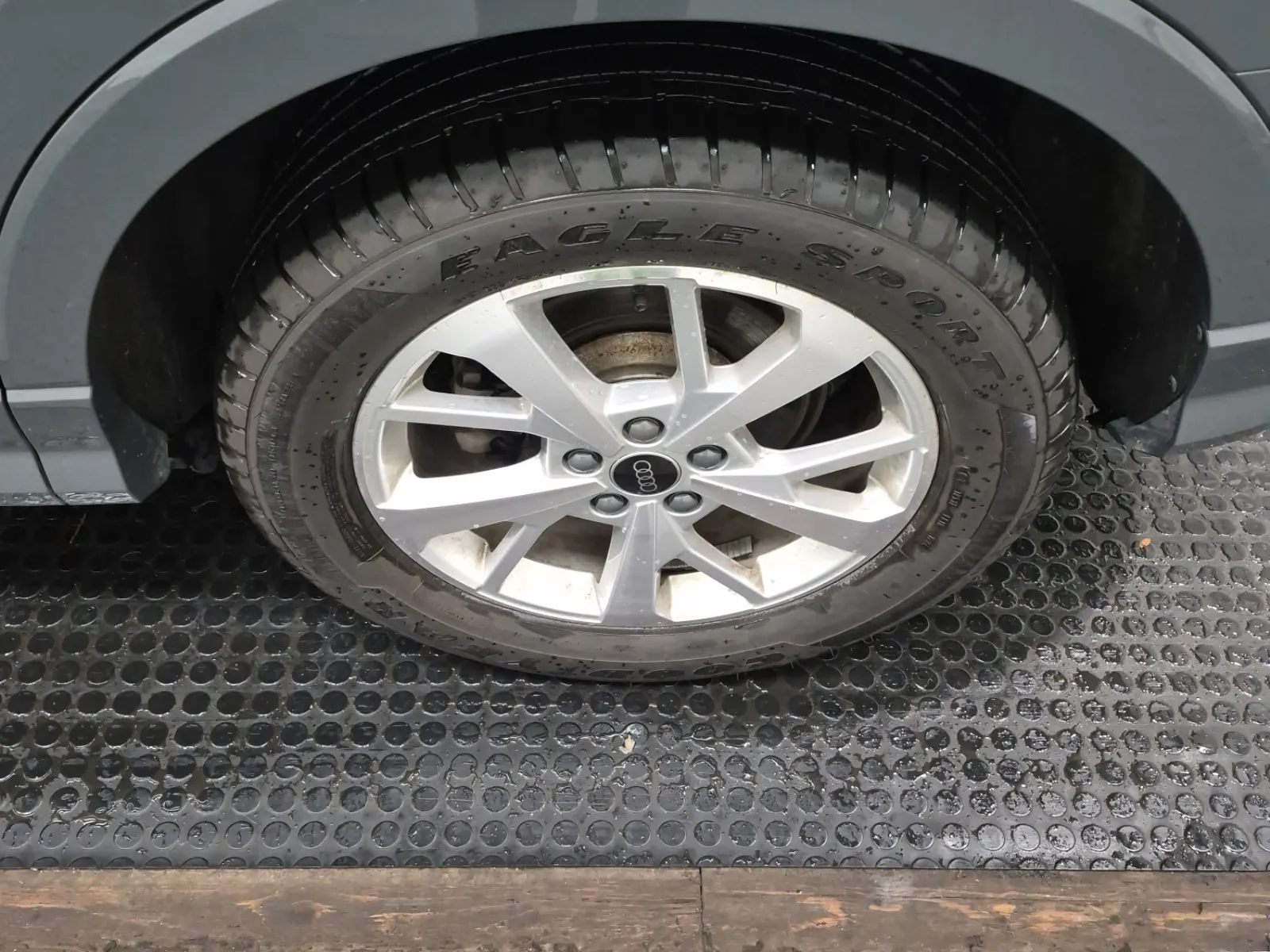 Left Rear Wheel/Tire Photo